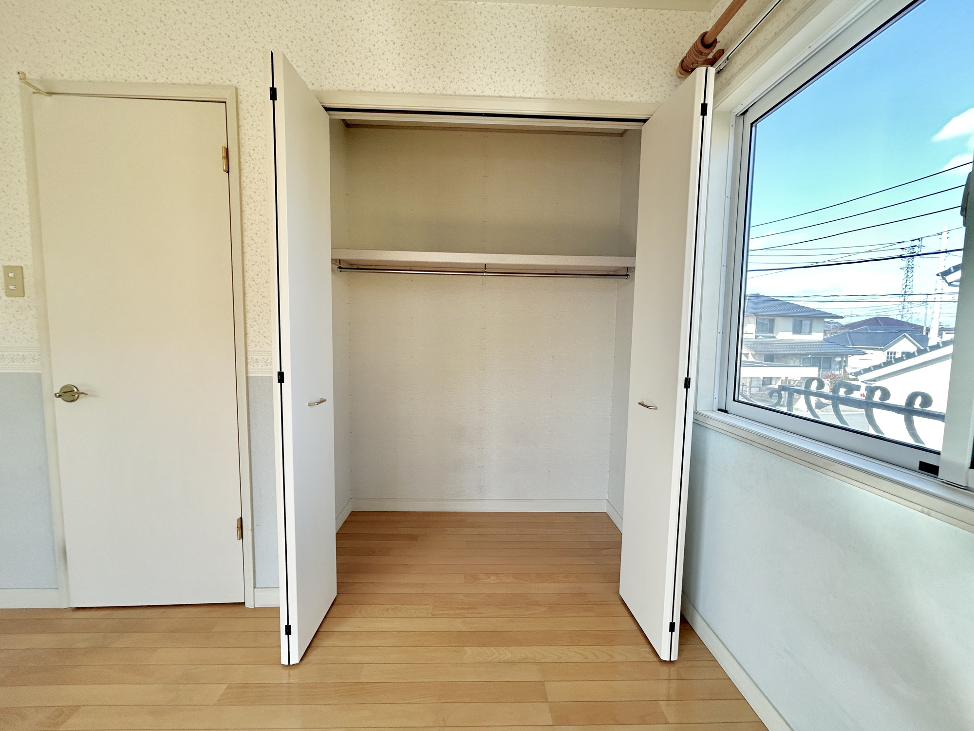 前橋市箱田町　中古住宅の収納|"枕棚とハンガーパイプが標準装備の機能的なクローゼットは、大切なお洋服をきれいな状態で収納できます！
また、収納ボックスなどを配置して使えば、多様な使い方が出来、収納の幅が広がります！"