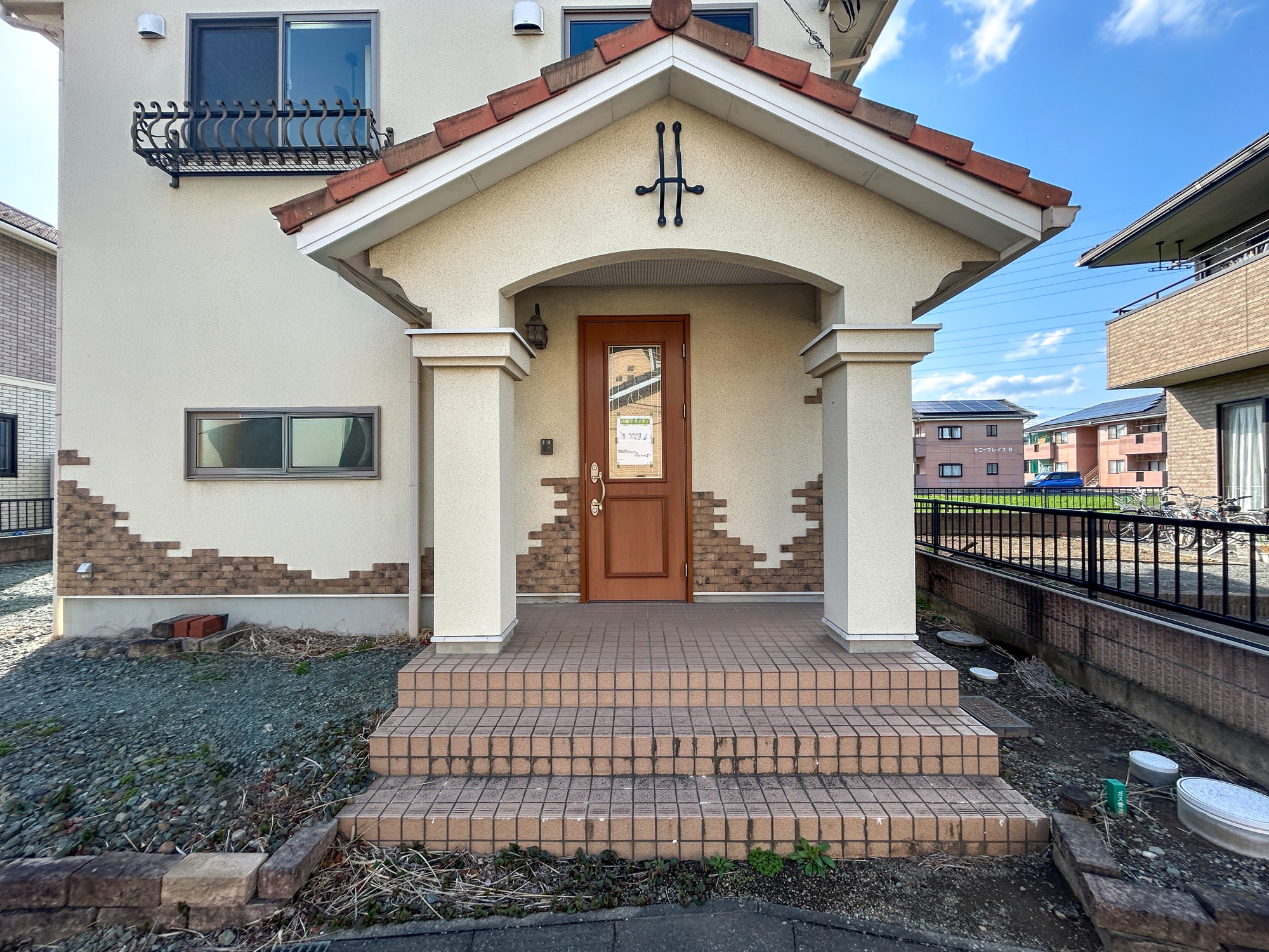 前橋市箱田町　中古住宅の玄関|明るく優しいイメージの玄関アプローチ。玄関上は屋根があるので雨の心配いらず♪
