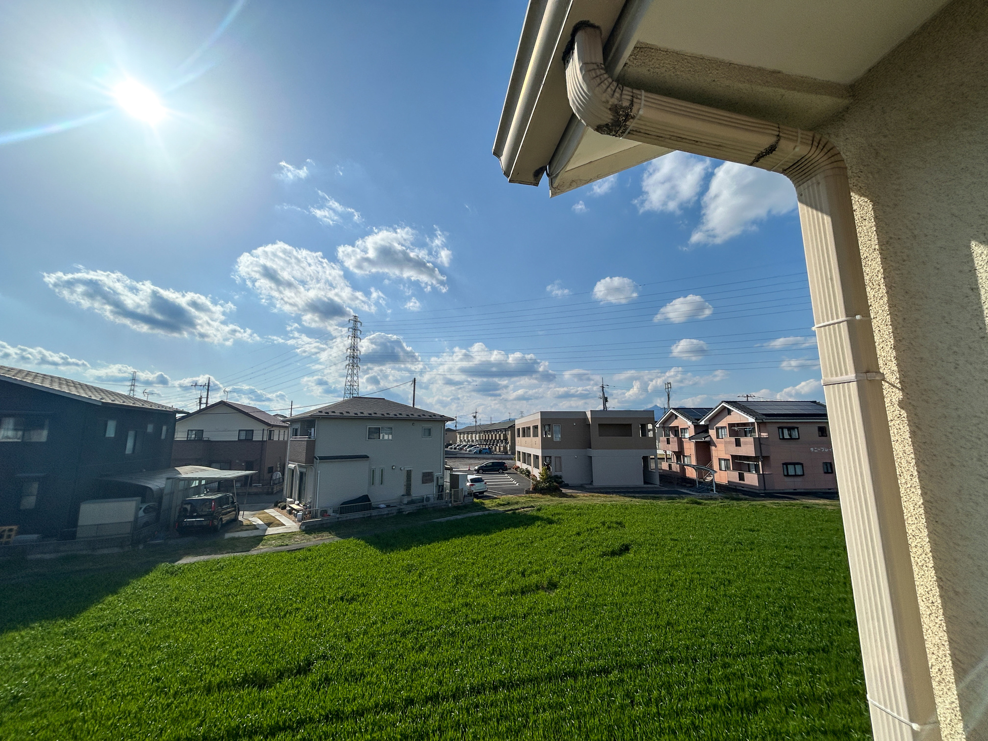 前橋市箱田町　中古住宅の展望|閑静な住宅地で子育て家族にピッタリ。毎日のお散歩も快適な緑に恵まれたエリアで、自然に包まれた穏やかな暮らしを実現するための、ゆとりある住環境が整っています。緑の潤いを感じながらホッと生活できそう。