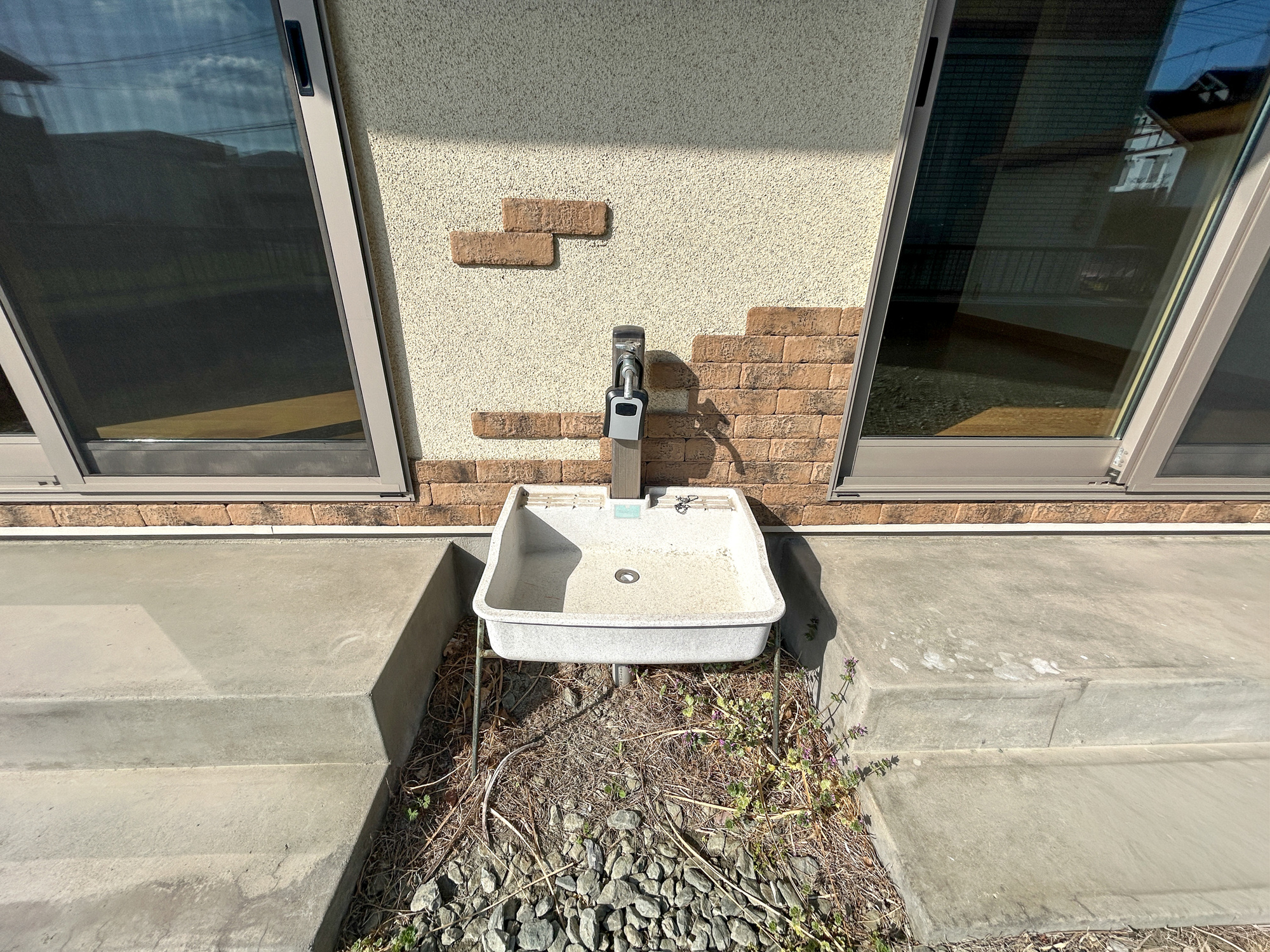 前橋市箱田町　中古住宅の設備|お庭には、立水栓があるのでお子様のお庭遊び後もすぐに手洗いが可能です♪		