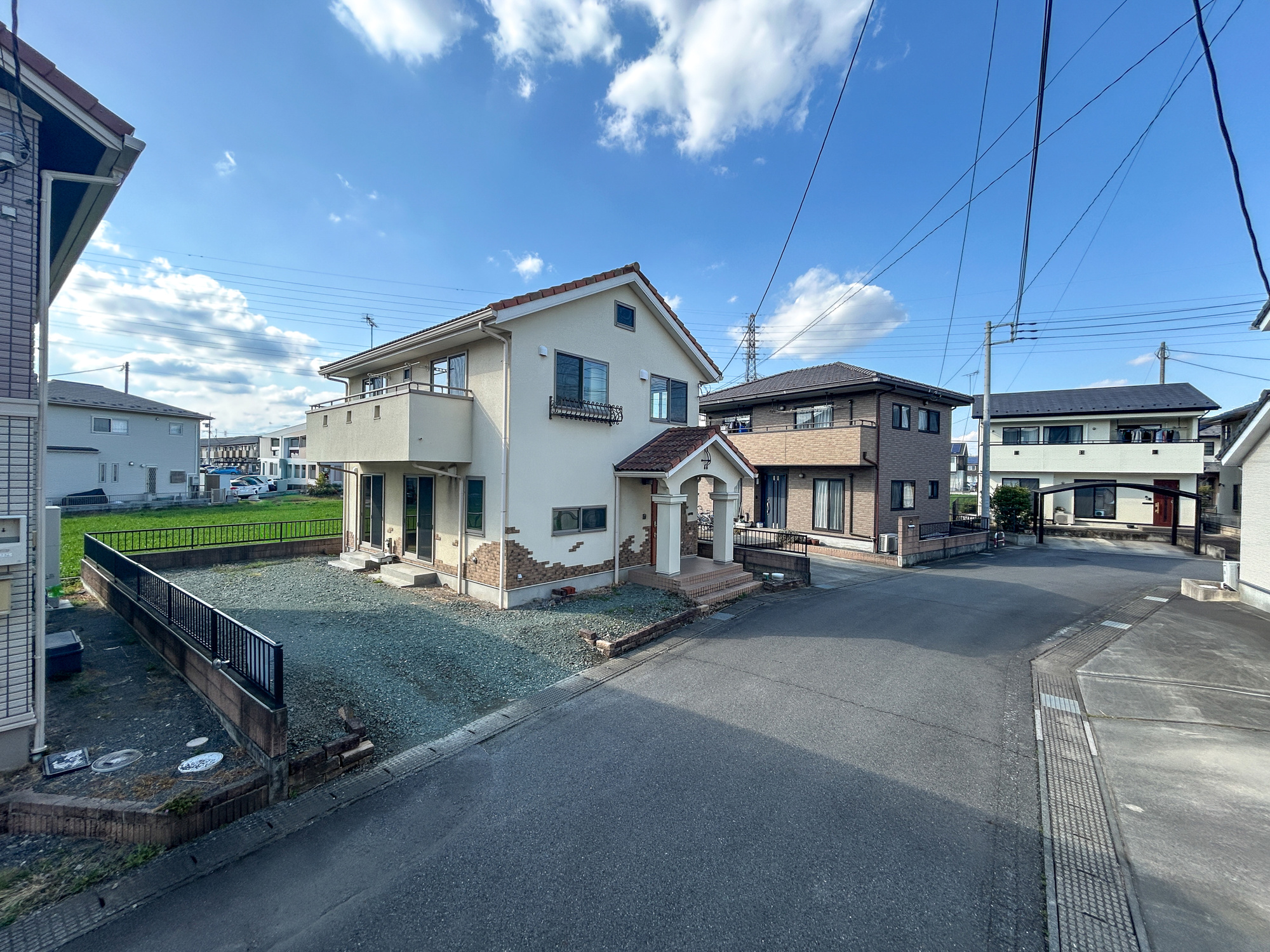 前橋市箱田町　中古住宅の前面道路含む現地写真|低層の一戸建てを中心とした街並みが整然と続き、周辺は高い建物が建っていないので、採光や開放性に恵まれ、空が広く緑の多い閑静な趣を感じる環境です。

