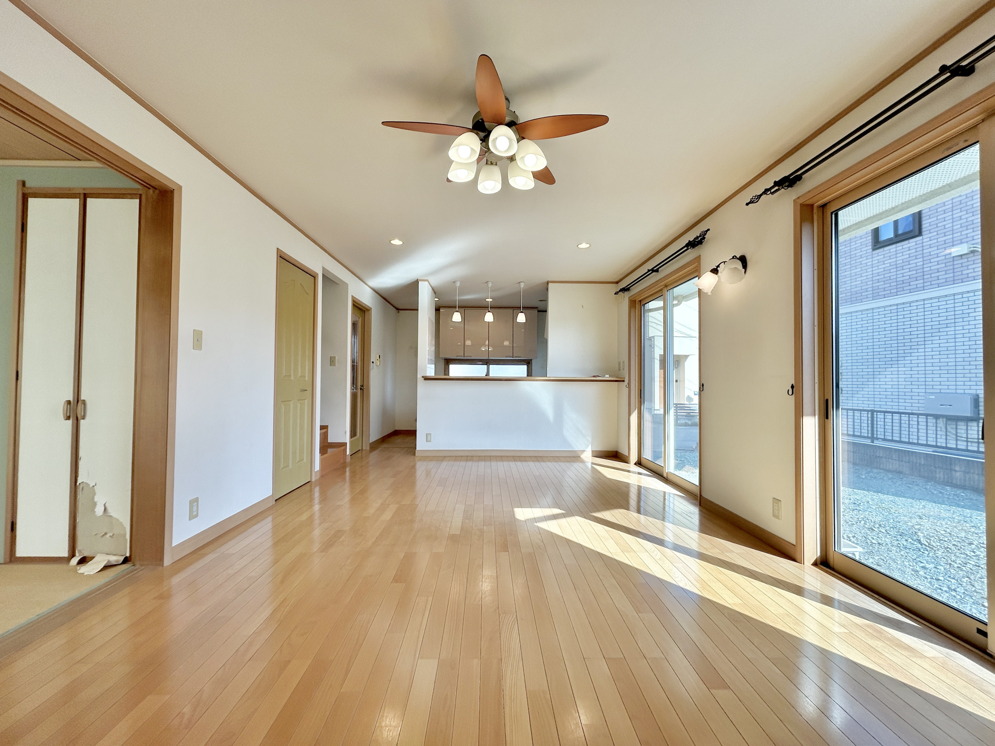 前橋市箱田町　中古住宅の居間・リビング|室内にいても、たっぷりの陽光と爽やかな風を感じて頂ける、開放感あふれるリビングです。
ご家族と穏やかに過ごす、心地の良い時間が流れます。