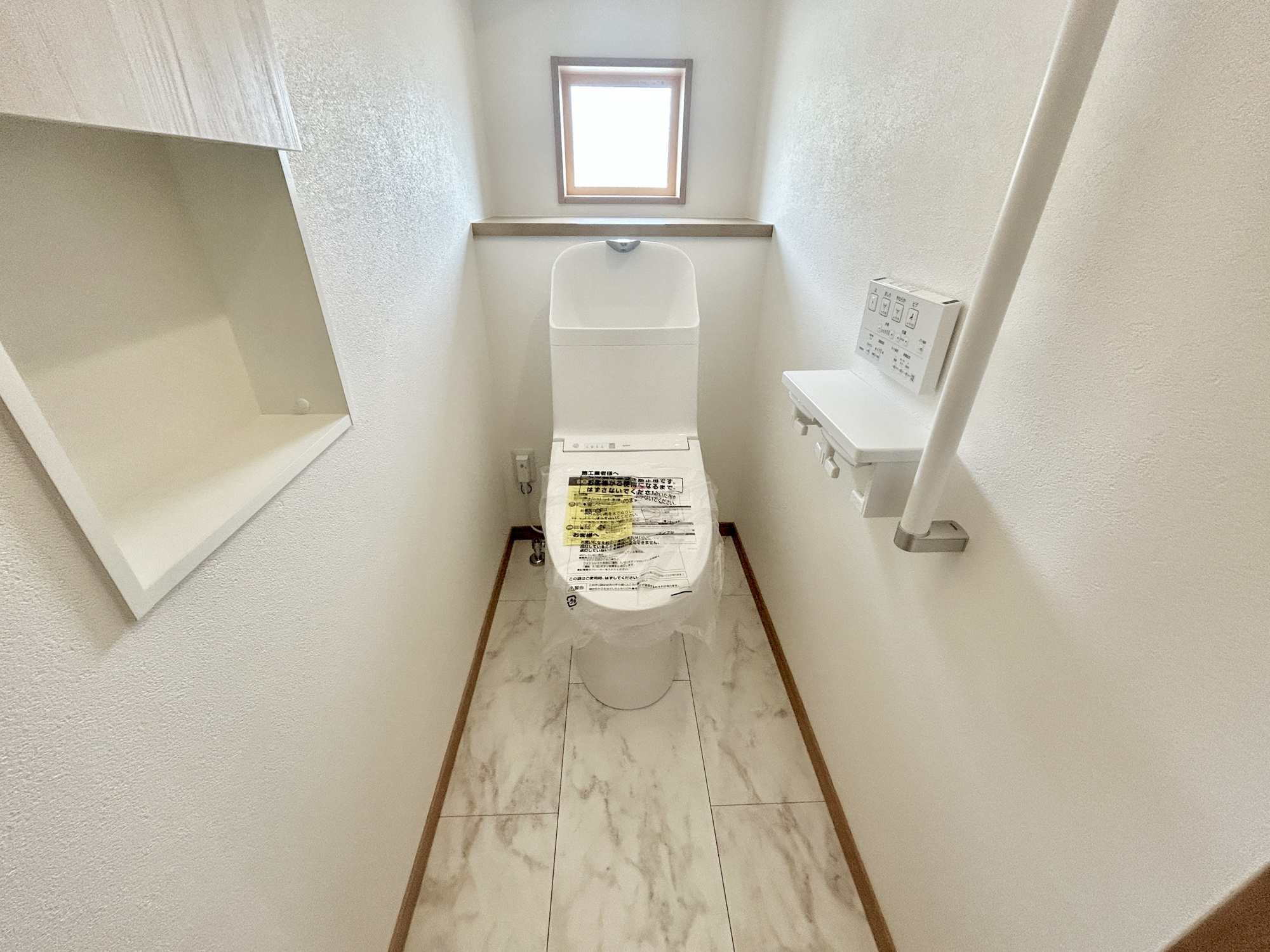 前橋市大友町第6期　新築住宅全3棟のトイレ|節水型でエコなトイレには、今では当たり前の洗浄付き。便座を温める機能もついていて、居心地良くてトイレから出られなくなるかも！換気用に換気扇はもちろん、窓も着いているので常に快適ですね♪