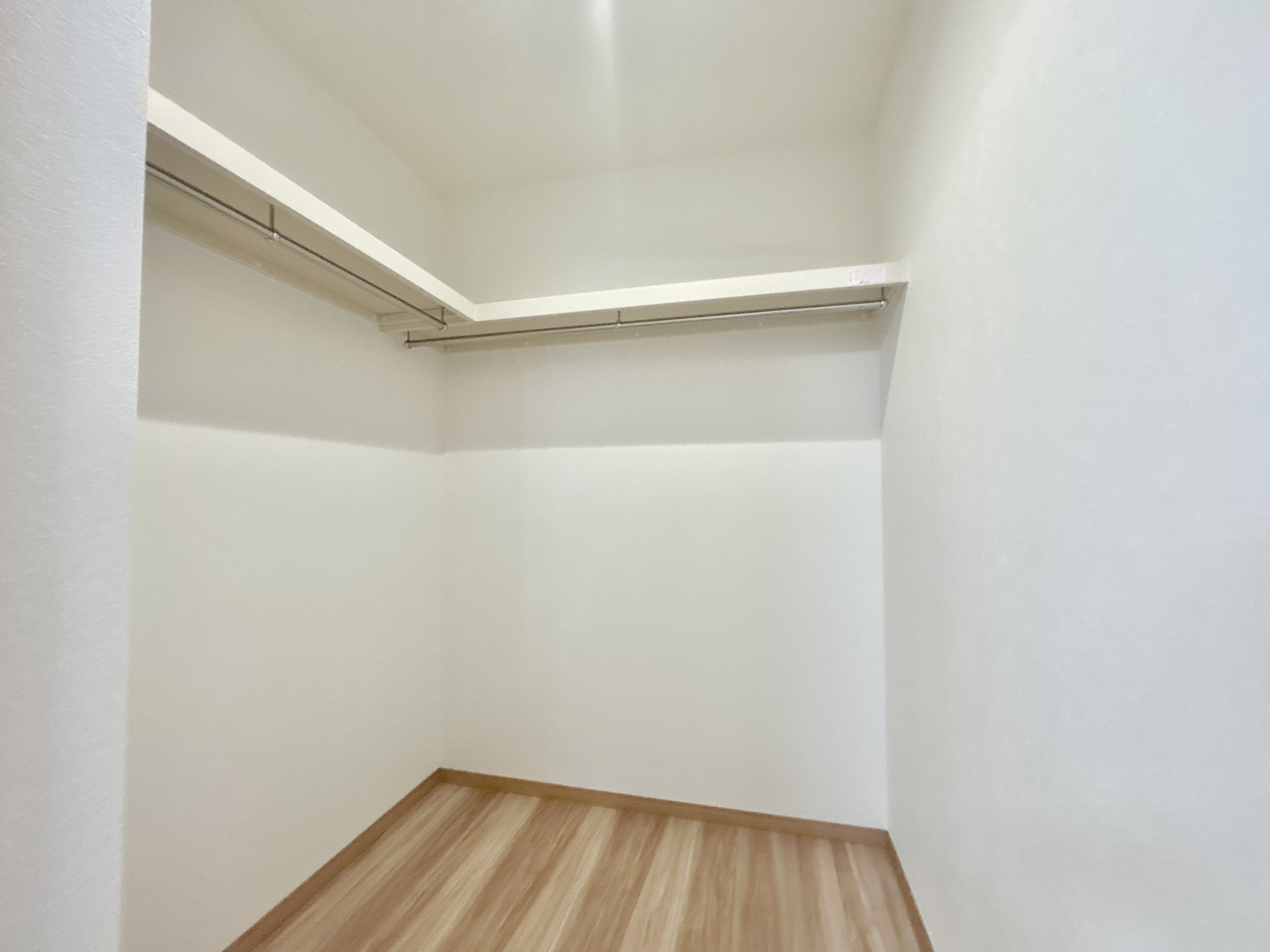 前橋市大友町第6期　新築住宅全3棟の収納|たくさんのお洋服が入る、ウォークインクローゼット。
お洋服以外にも掃除機やスーツケースなどを一箇所に集約できるのが魅力です♪
収納ケースを置かなくていいのでお部屋の見た目にもスッキリ！