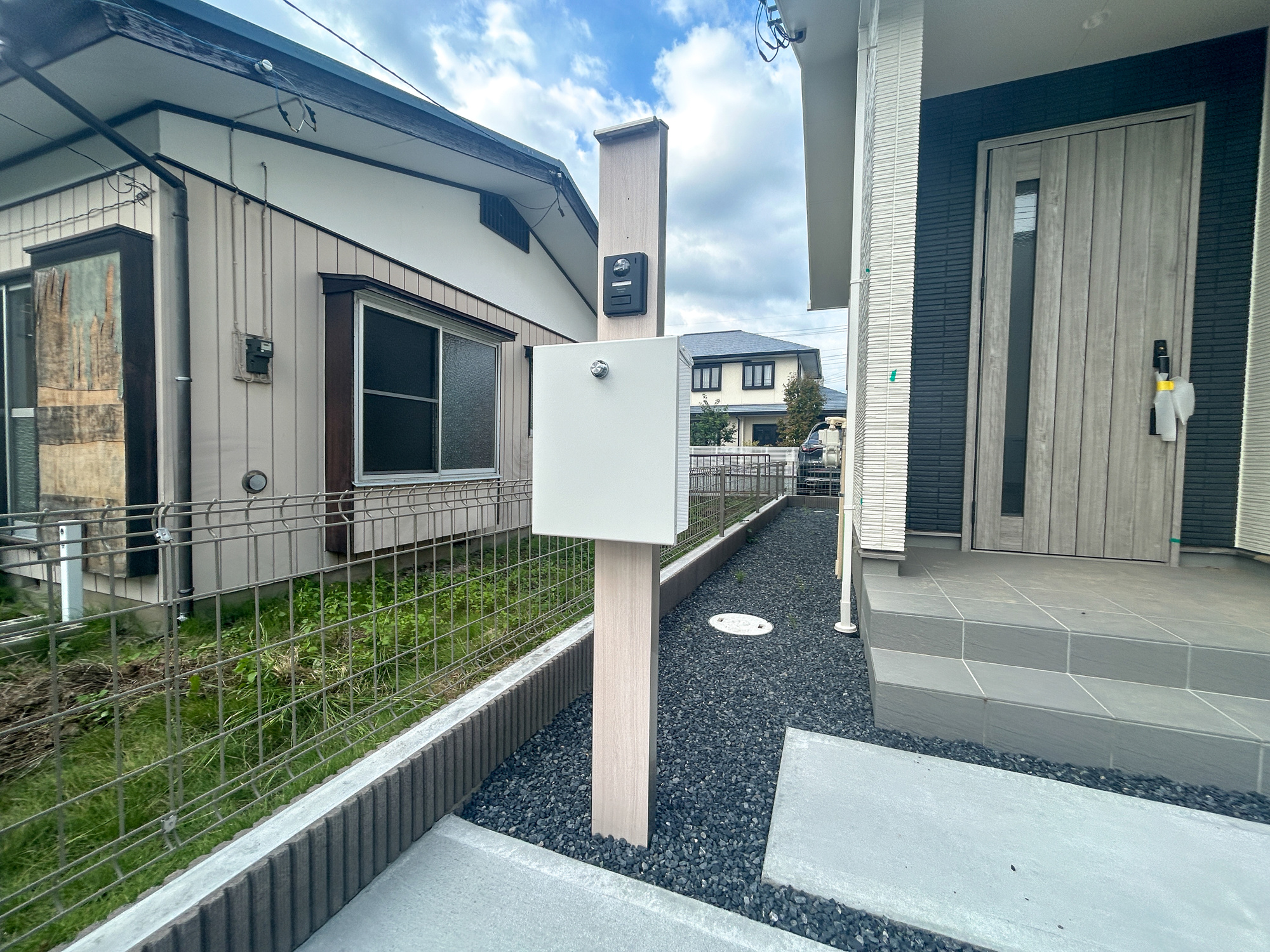 前橋市大友町第6期　新築住宅全3棟の設備|おしゃれな機能ポールにはポスト、インターフォン、表札設置可能です♪						
						
