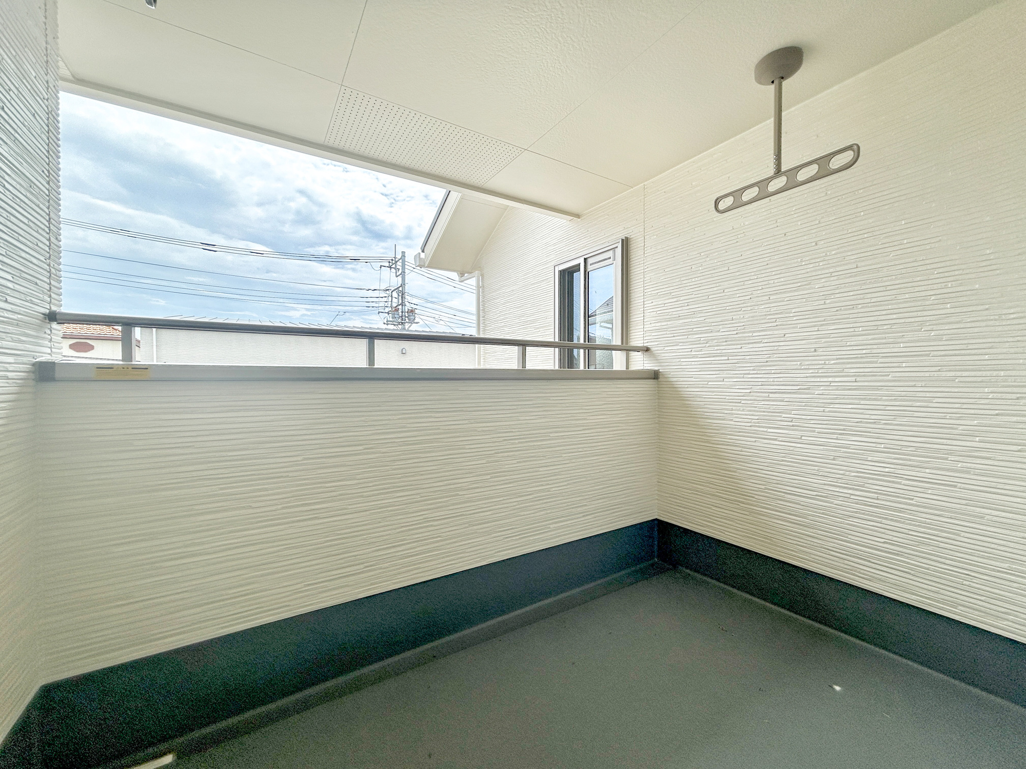 前橋市大友町第6期　新築住宅全3棟のバルコニー|インナーバルコニーなので急な雨でも安心♪広々としたバルコニーで日々の洗濯物はもちろん、布団などの大物もたくさん干していただけます♪