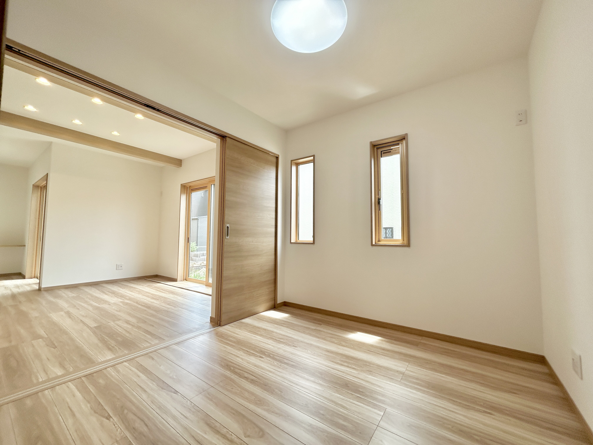 前橋市大友町第6期　新築住宅全3棟の洋室|LDKと隣接した洋室。
リビングから目が届く場所なので、お子様の遊び部屋・お昼寝スペースとして使うのもオススメです♪