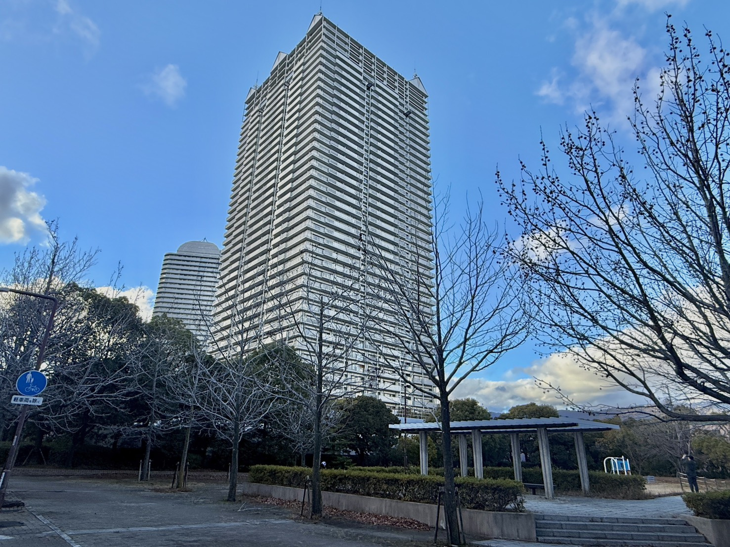 RICイーストコート3番街の外観|室内リフォームされており大変綺麗です。
北側バルコニーから眺めることが出来る景色を是非現地でご堪能下さいませ。
いつでもお気軽にご連絡ください。
お問い合わせお待ちしております。