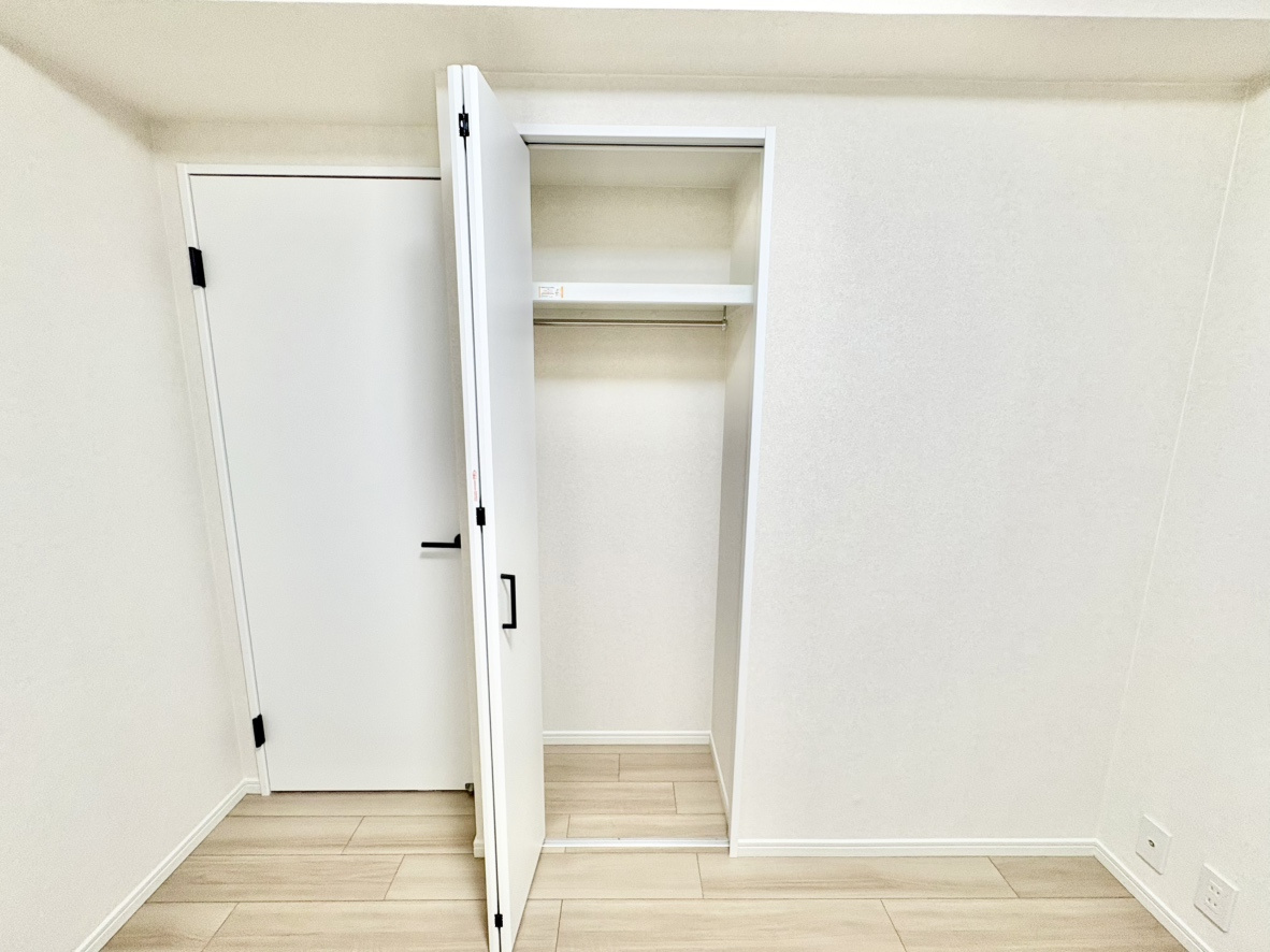 RICイーストコート3番街の収納|子ども部屋の学用品や、書斎の書類・日用品ストックを1カ所に集約できる便利な収納。出し入れしやすいスマートな扉を採用しており、お部屋の中に余計な家具を置く必要がないため、床面を広く安全に使えます。