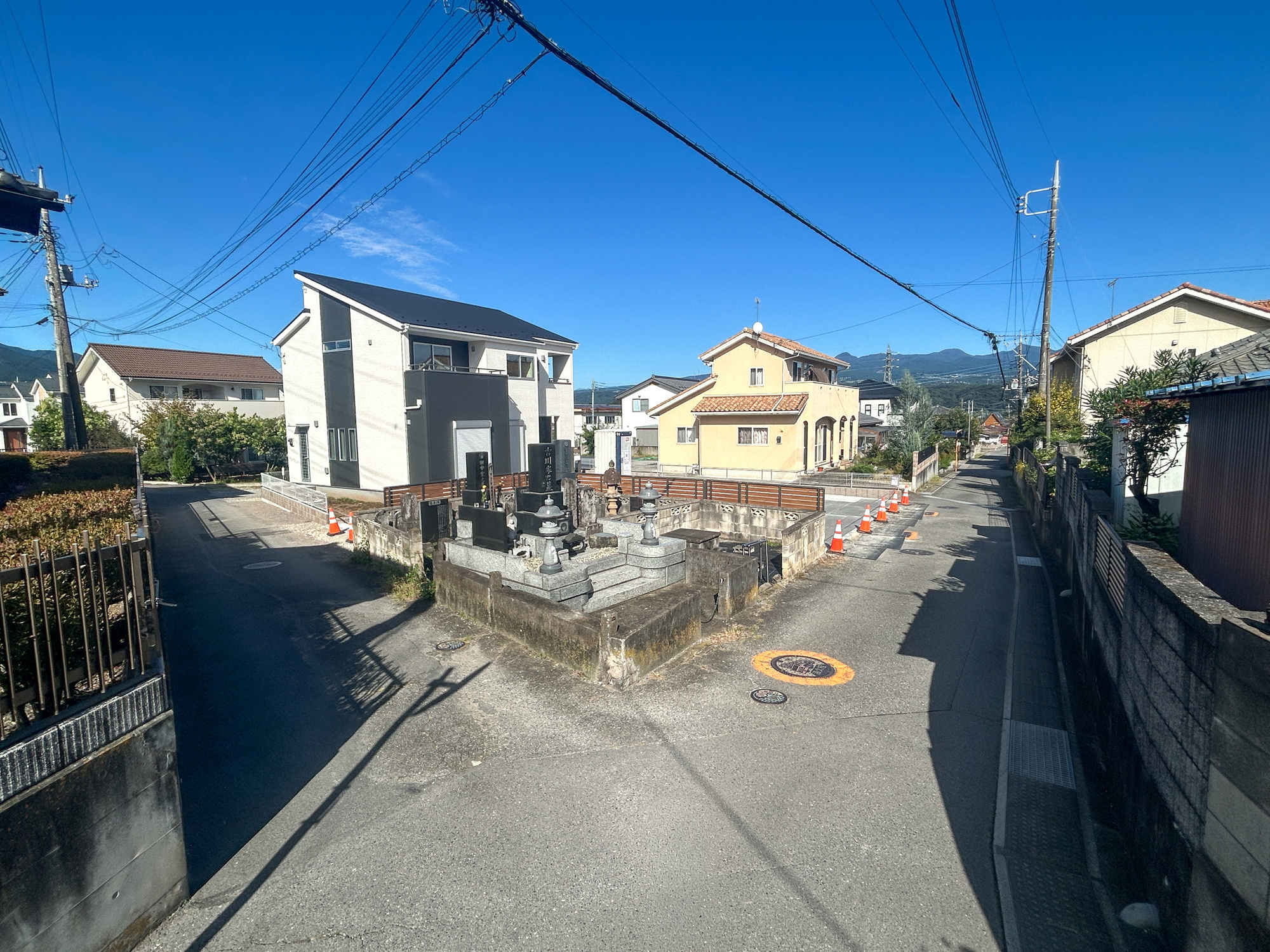 第3渋川市金井　新築住宅全1棟の前面道路含む現地写真|低層の一戸建てを中心とした街並みが整然と続き、周辺は高い建物が建っていないので、採光や開放性に恵まれ、空が広く緑の多い閑静な趣を感じる環境です。


