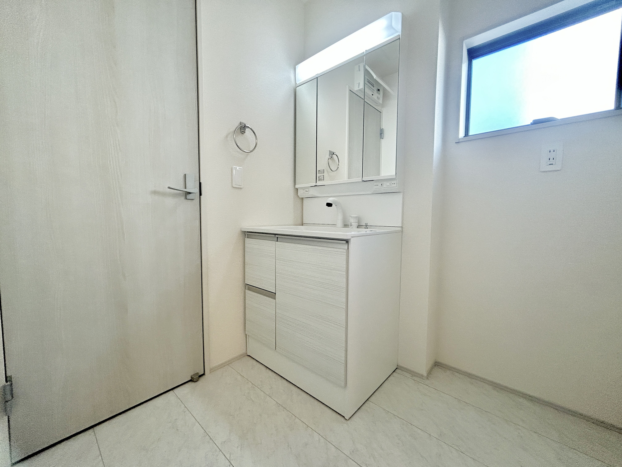 第17渋川金井　新築住宅全5棟の独立洗面台|広く、明るい洗面スペースで朝の身支度も快適に♪３面鏡で髪のセットやお化粧もストレスなくこなせ、鏡の裏にはたっぷりと収納スペースを標準装備！