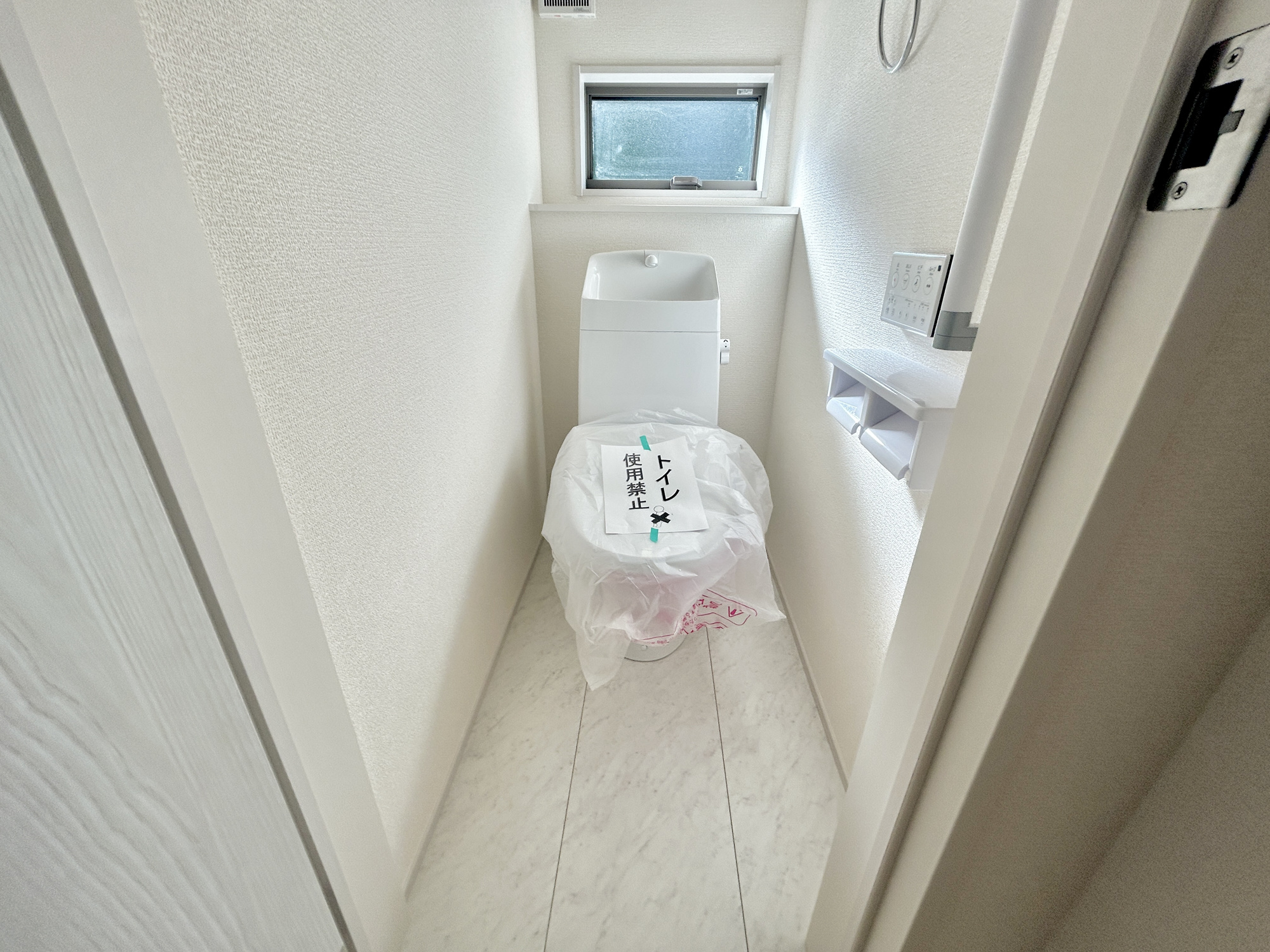 第17渋川金井　新築住宅全5棟のトイレ|節水型でエコなトイレには、今では当たり前の洗浄付き。便座を温める機能もついていて、居心地良くてトイレから出られなくなるかも！換気用に換気扇はもちろん、窓も着いているので常に快適ですね♪