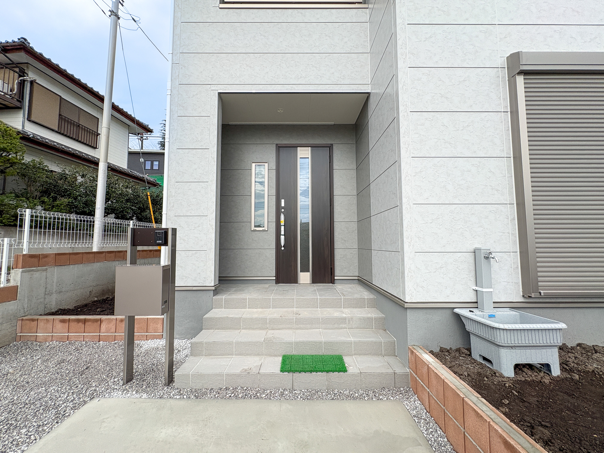 第17渋川金井　新築住宅全5棟の玄関|明るく優しいイメージの玄関アプローチ。玄関上は屋根があるので雨の心配いらず♪