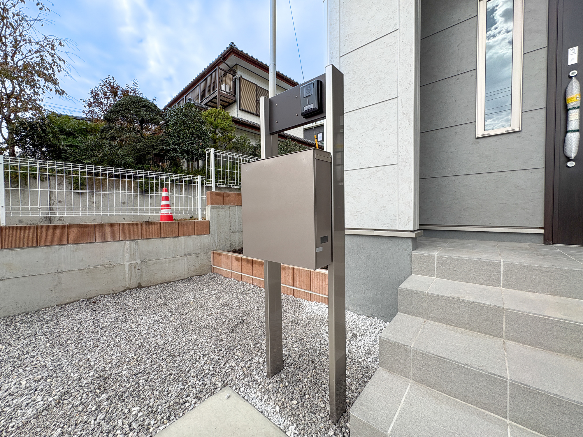 第17渋川金井　新築住宅全5棟の設備|おしゃれな機能ポールにはポスト、インターフォン、表札設置可能です♪