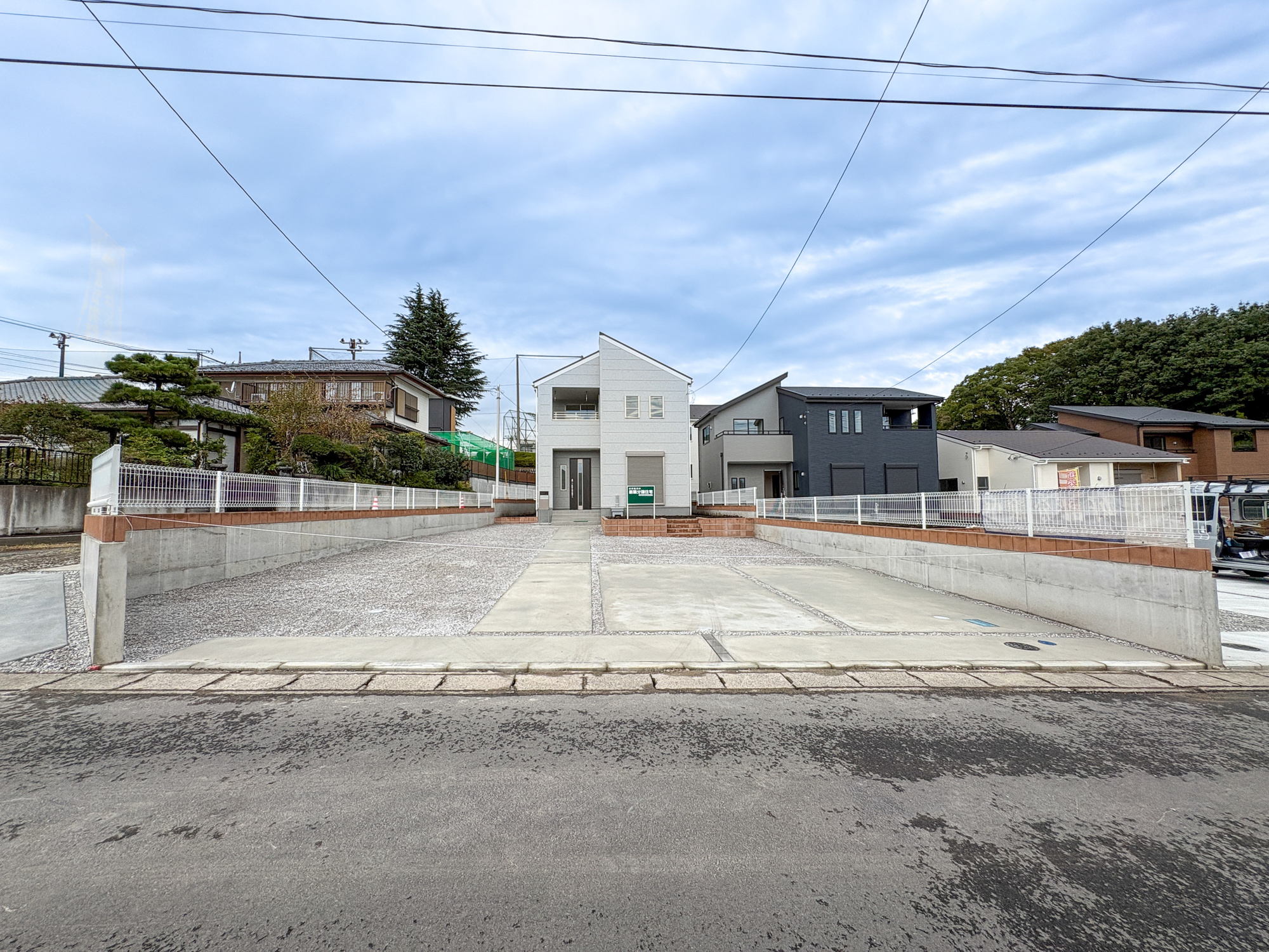 第17渋川金井　新築住宅全5棟の駐車場|車庫土間施工済み、駐車3台可能です(^^♪