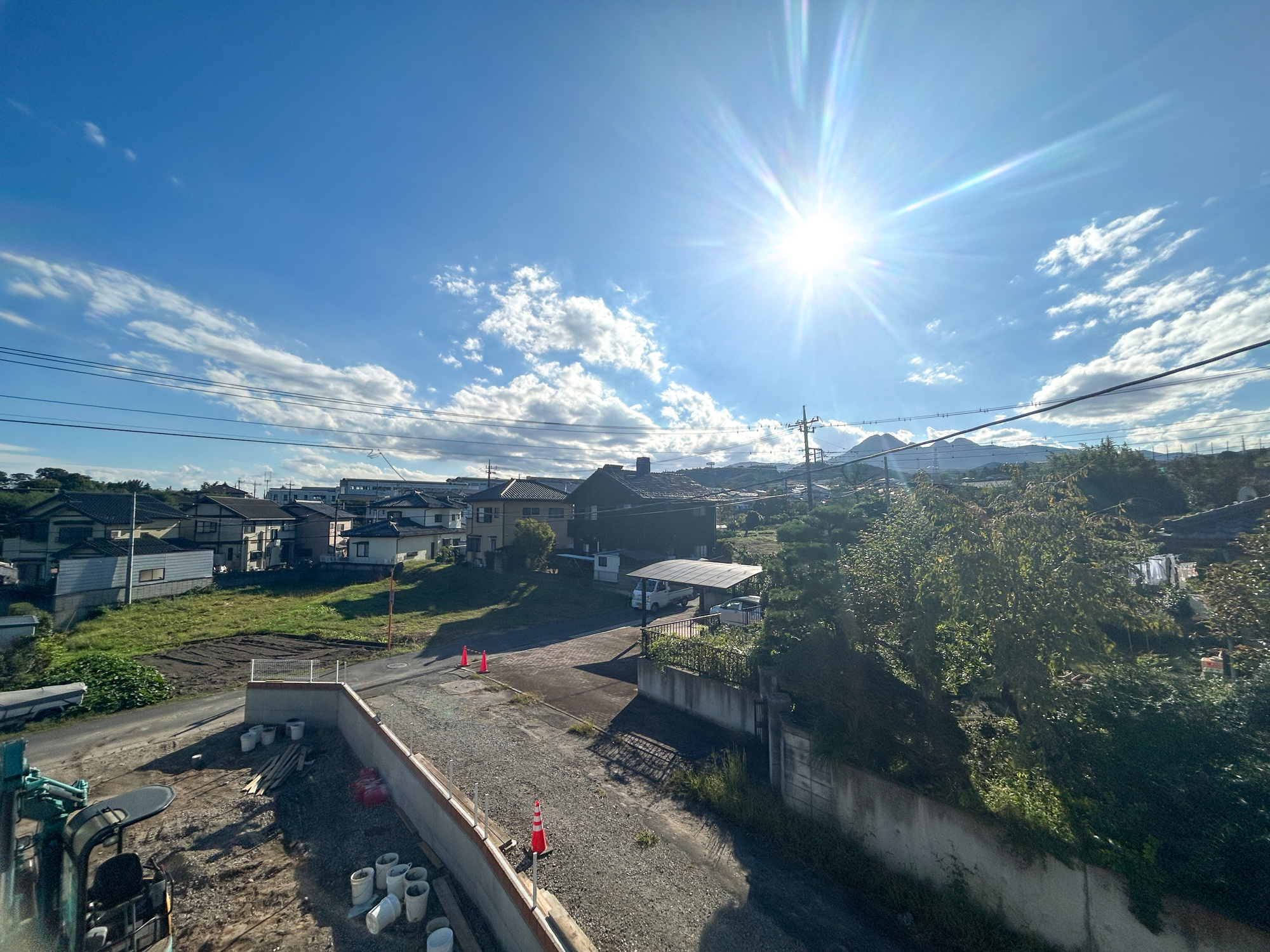 第17渋川金井　新築住宅全5棟の展望|閑静な住宅地で子育て家族にピッタリ。毎日のお散歩も快適な緑に恵まれたエリアで、自然に包まれた穏やかな暮らしを実現するための、ゆとりある住環境が整っています。緑の潤いを感じながらホッと生活できそう。