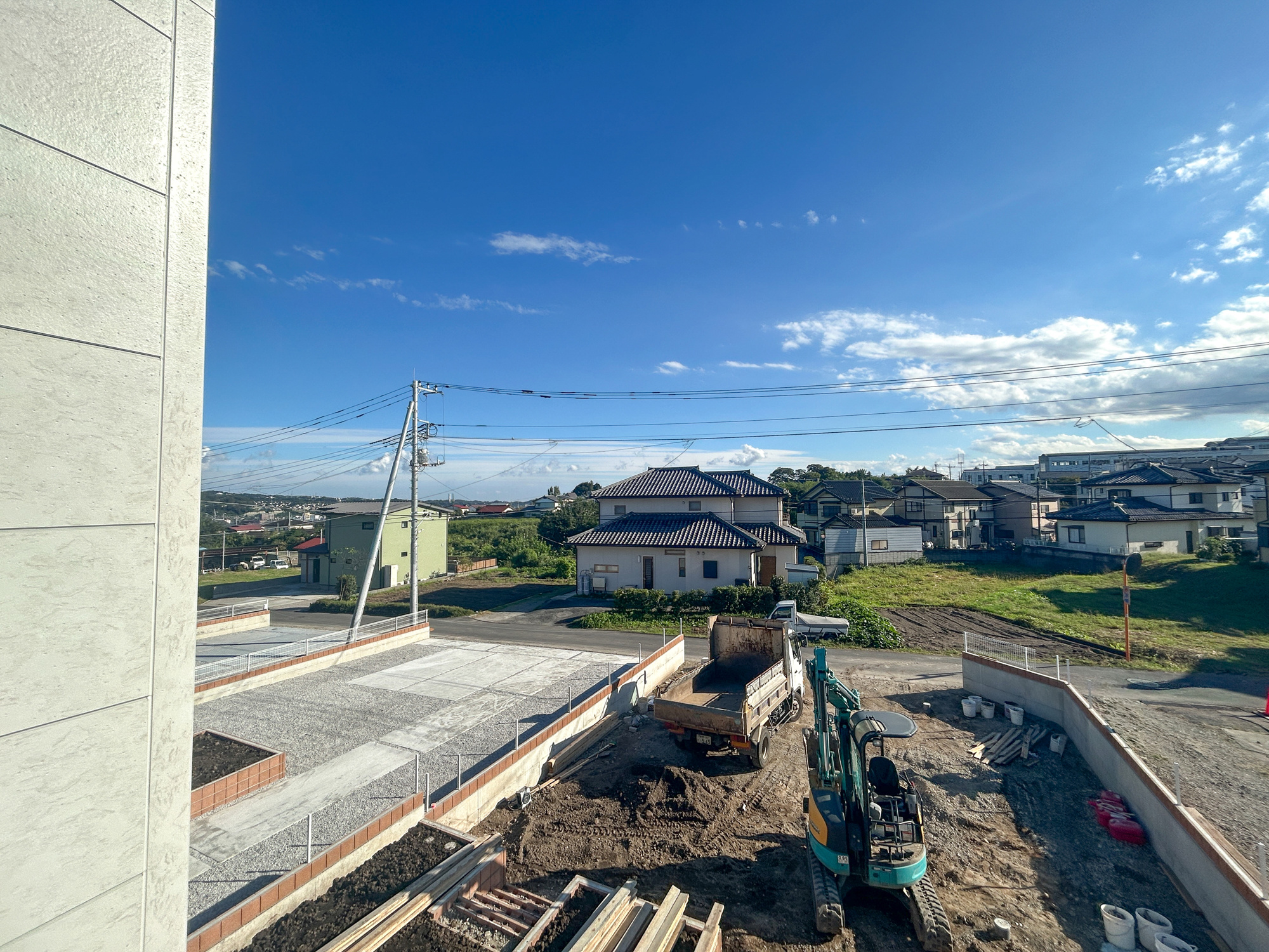 第17渋川金井　新築住宅全5棟の展望|低層の一戸建てを中心とした街並みが整然と続き、周辺は高い建物が建っていないので、採光や開放性に恵まれ、空が広く緑の多い閑静な趣を感じる環境です。