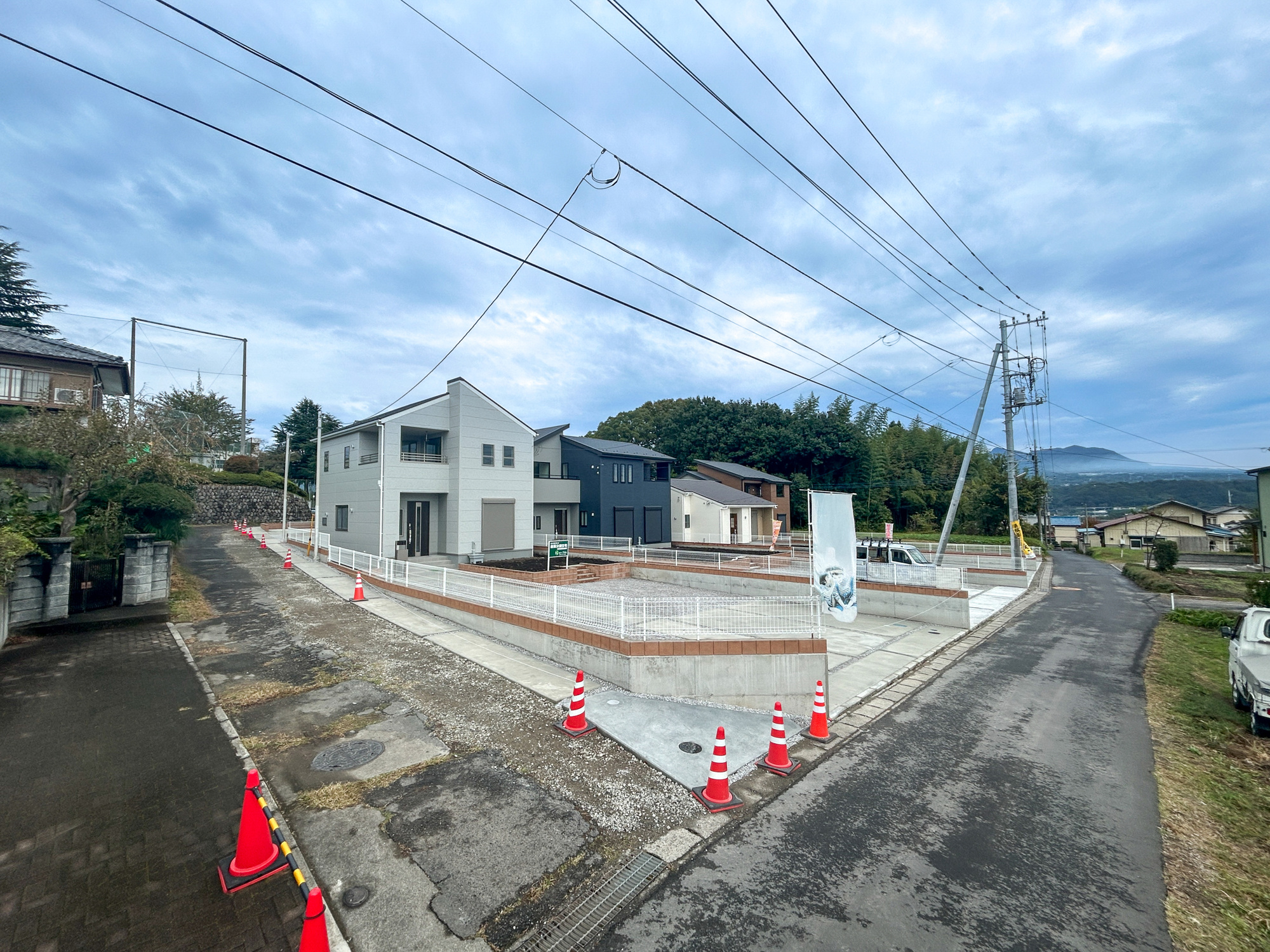 第17渋川金井　新築住宅全5棟の前面道路含む現地写真|閑静な住宅地で子育て家族にピッタリ。毎日のお散歩も快適な緑に恵まれたエリアで、自然に包まれた穏やかな暮らしを実現するための、ゆとりある住環境が整っています。

