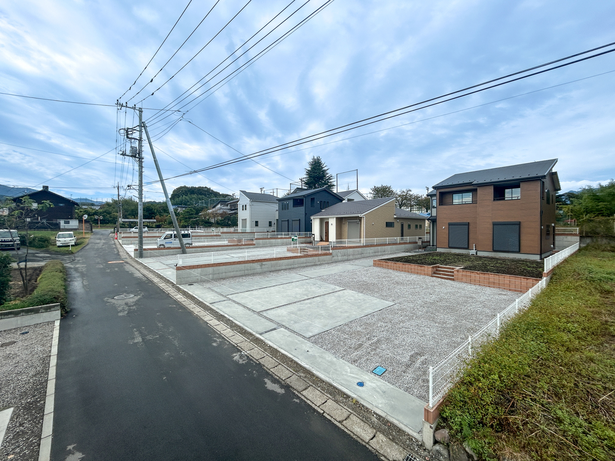 第17渋川金井　新築住宅全5棟の前面道路含む現地写真|低層の一戸建てを中心とした街並みが整然と続き、周辺は高い建物が建っていないので、採光や開放性に恵まれ、空が広く緑の多い閑静な趣を感じる環境です。


