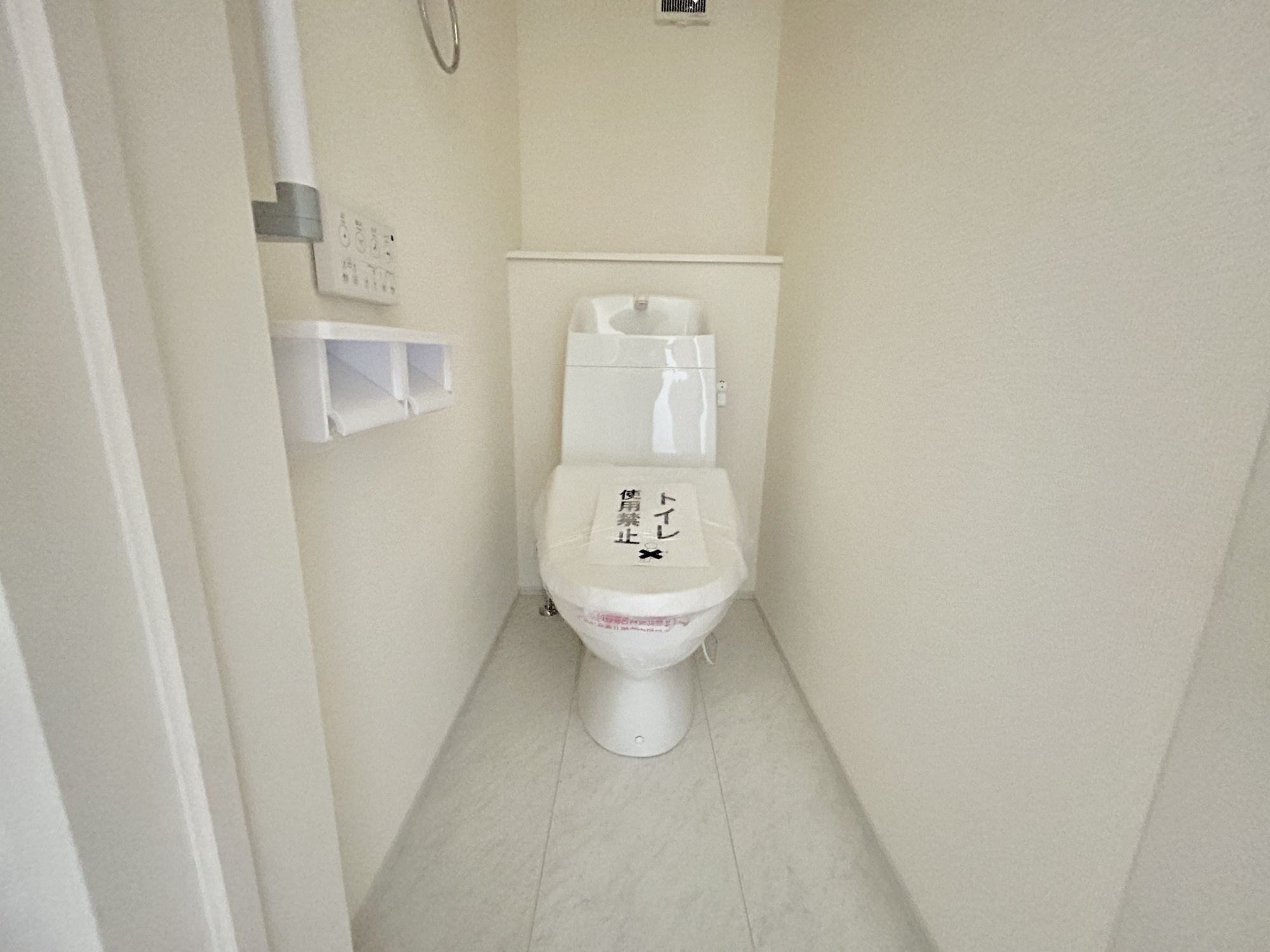 第17渋川金井　新築住宅全5棟のトイレ|節水型でエコなトイレには、今では当たり前の洗浄付き。便座を温める機能もついていて、居心地良くてトイレから出られなくなるかも！換気用に換気扇はもちろん、窓も着いているので常に快適ですね♪
