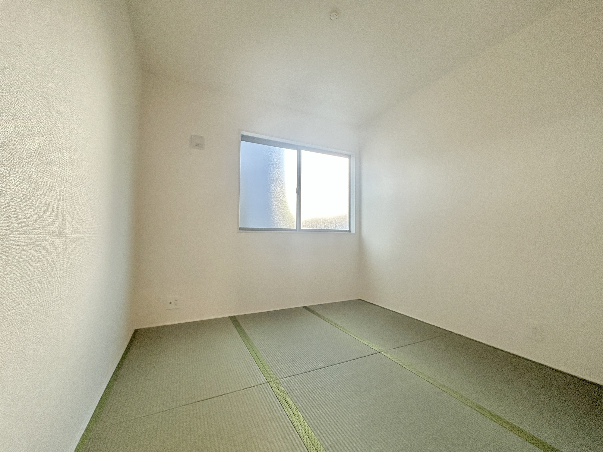 第17渋川金井　新築住宅全5棟の和室|い草の良い香りがする畳のお部屋♪
引き戸を開放すればLＤＫとつながりさらに開放的な空間になります。