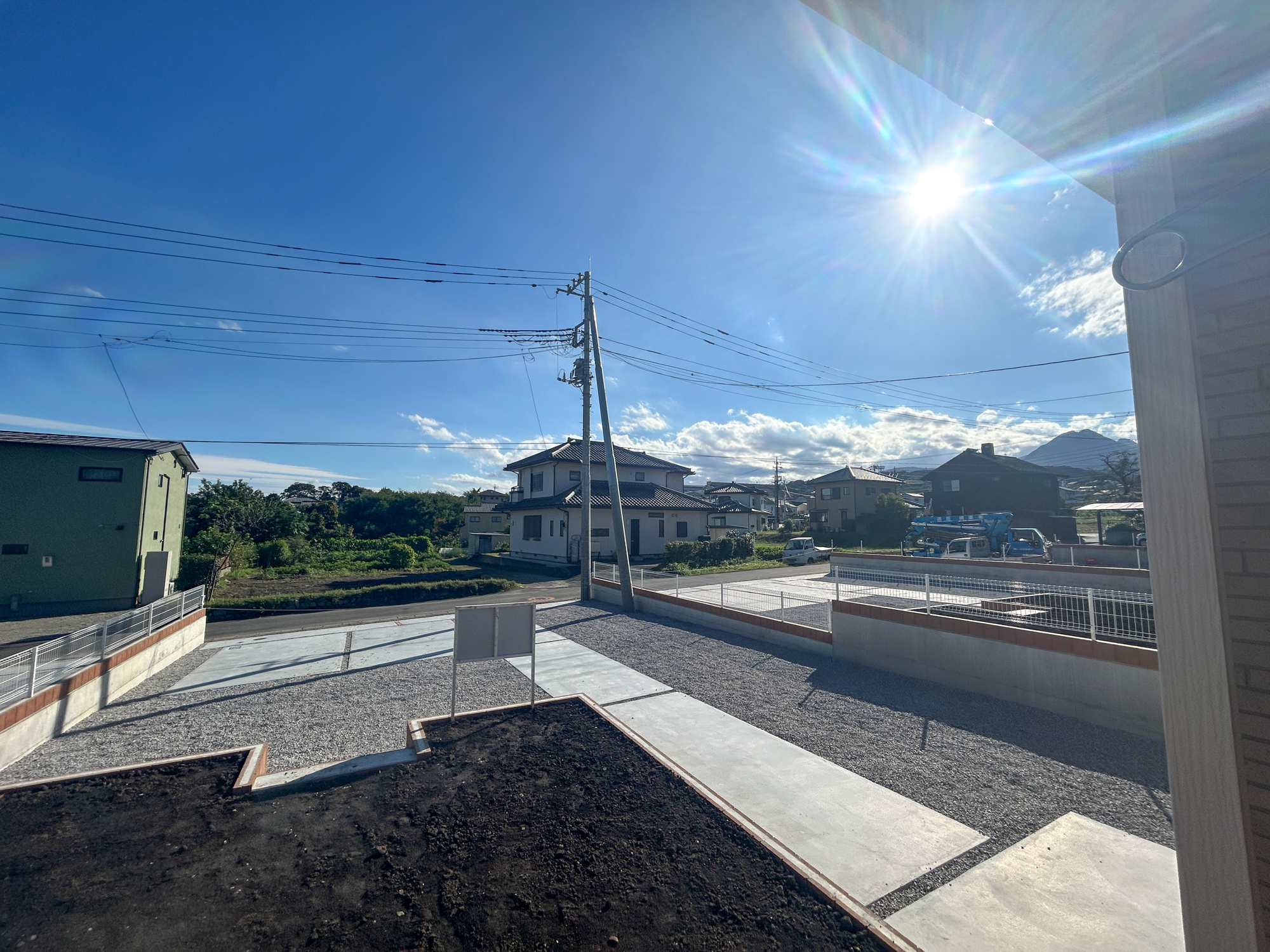 第17渋川金井　新築住宅全5棟の展望|閑静な住宅地で子育て家族にピッタリ。毎日のお散歩も快適な緑に恵まれたエリアで、自然に包まれた穏やかな暮らしを実現するための、ゆとりある住環境が整っています。緑の潤いを感じながらホッと生活できそう。