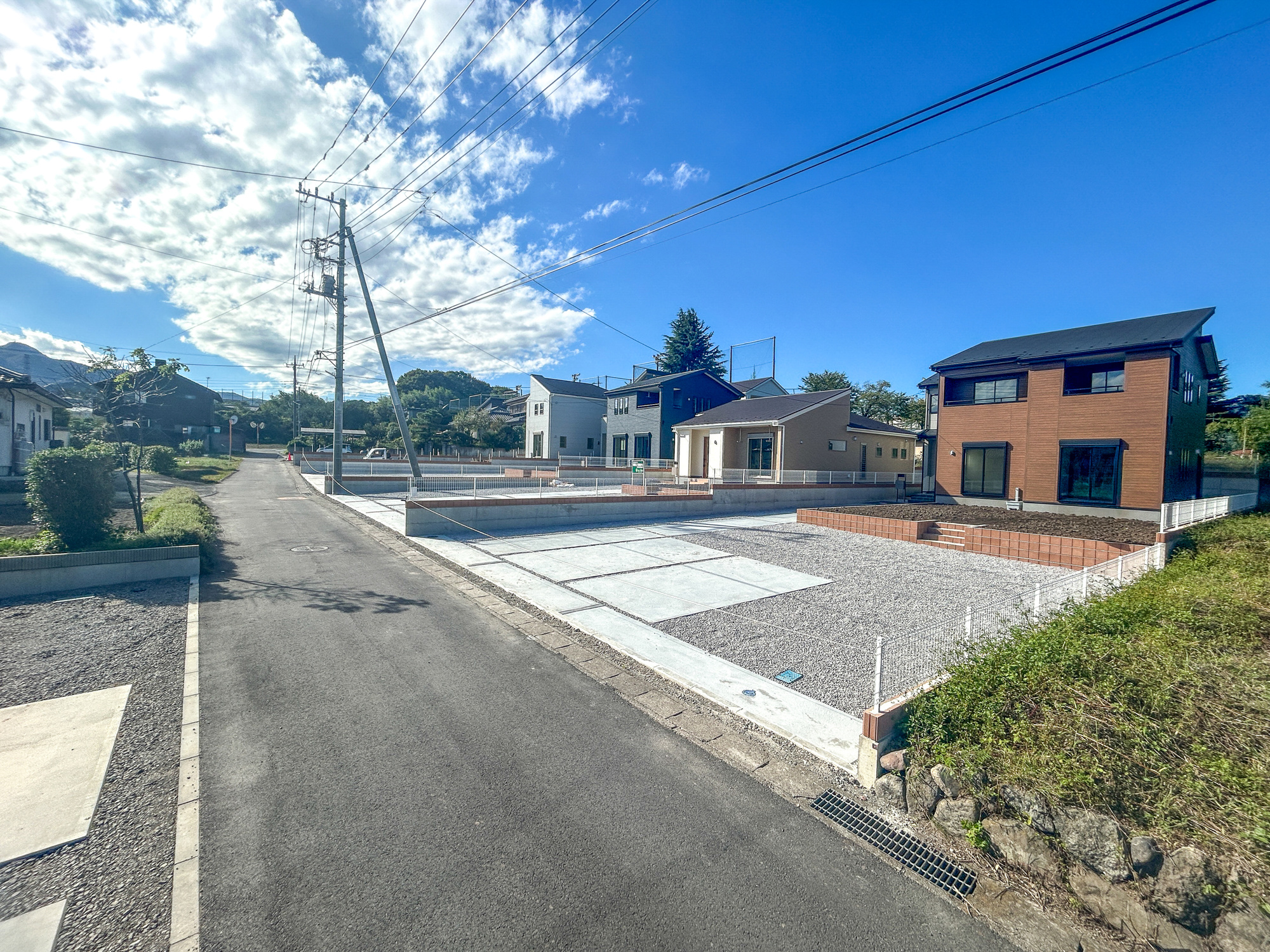 第17渋川金井　新築住宅全5棟の前面道路含む現地写真|閑静な住宅地で子育て家族にピッタリ。毎日のお散歩も快適な緑に恵まれたエリアで、自然に包まれた穏やかな暮らしを実現するための、ゆとりある住環境が整っています。

