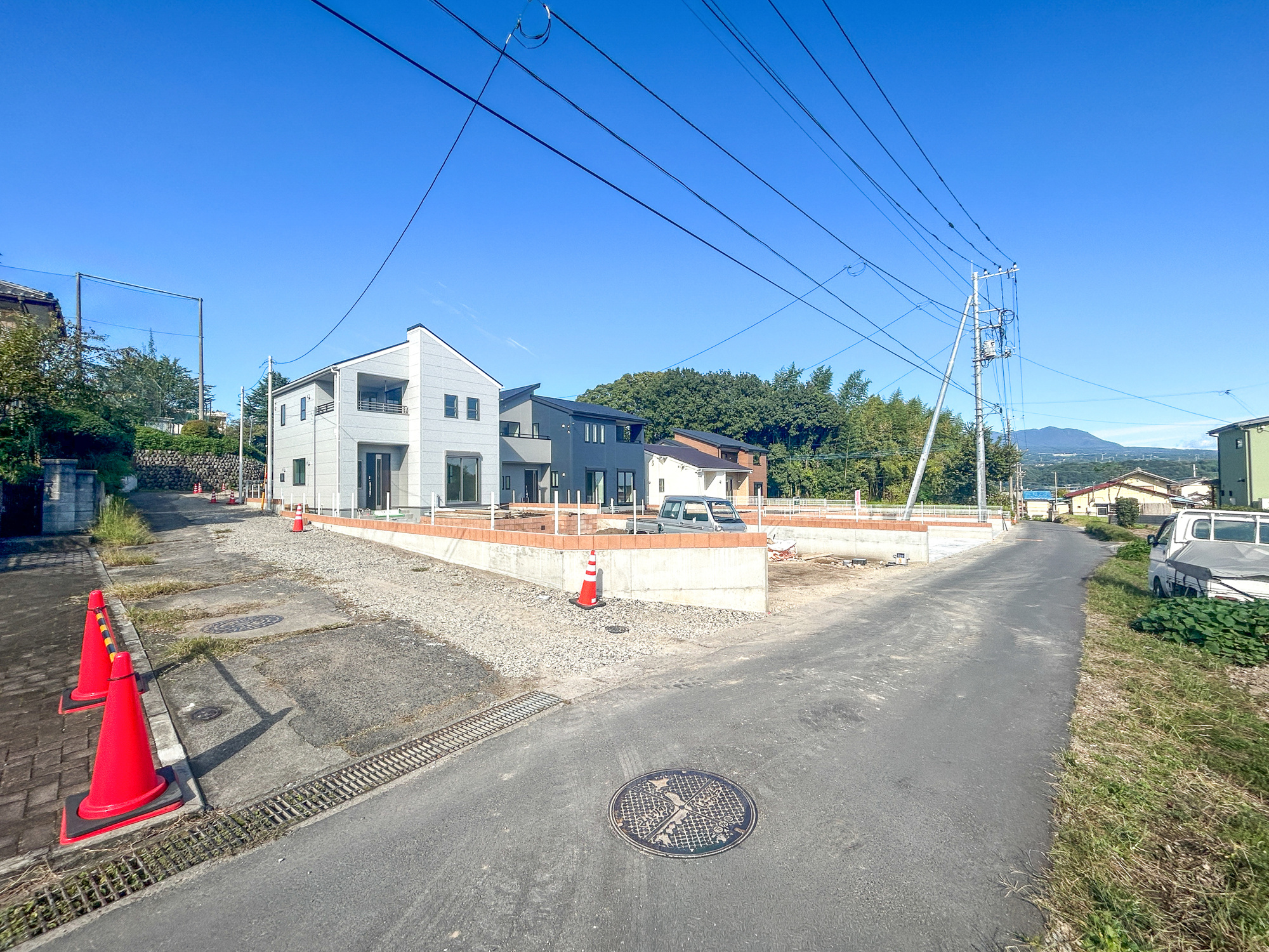 第17渋川金井　新築住宅全5棟の前面道路含む現地写真|低層の一戸建てを中心とした街並みが整然と続き、周辺は高い建物が建っていないので、採光や開放性に恵まれ、空が広く緑の多い閑静な趣を感じる環境です。


