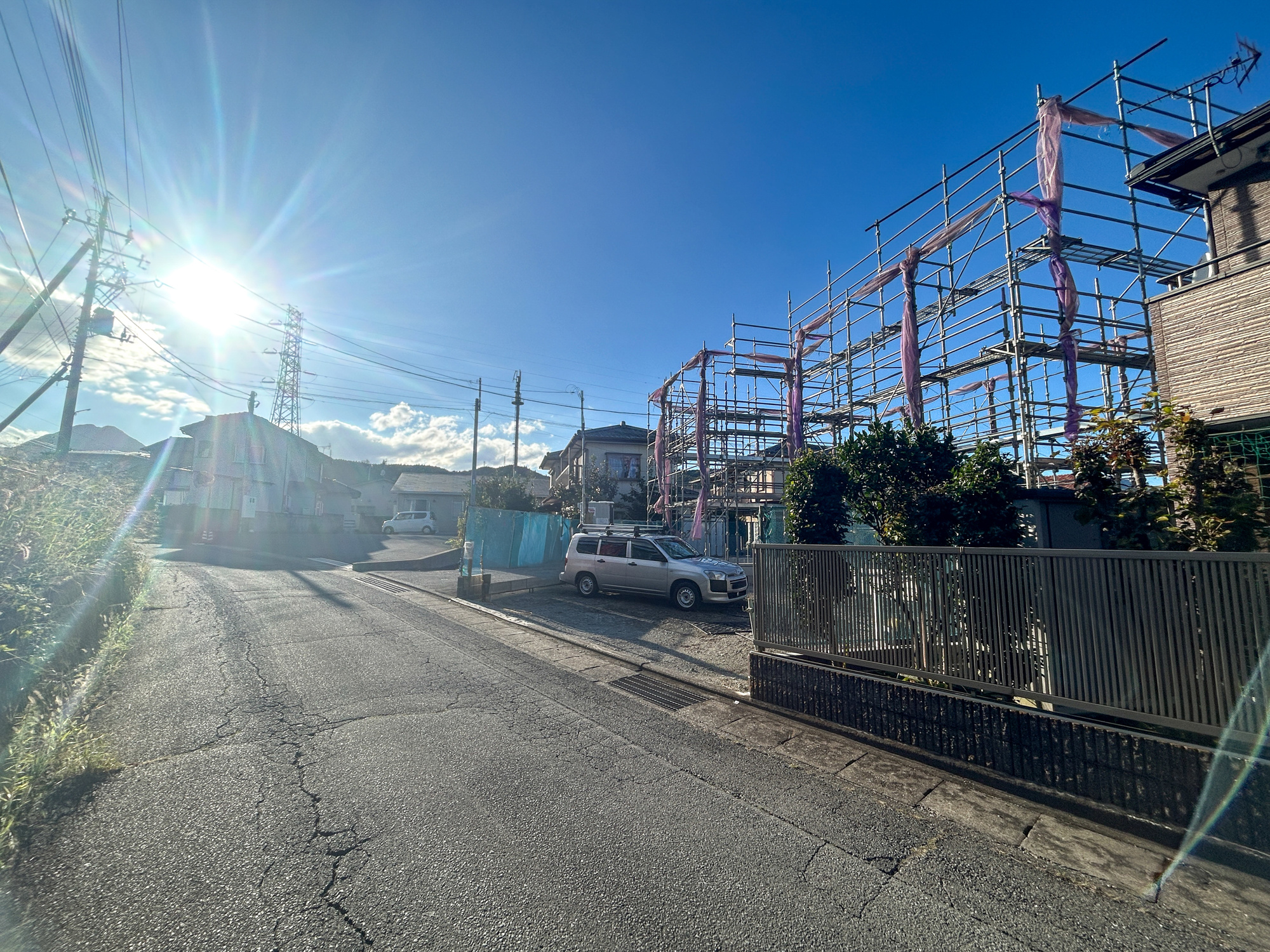 第4渋川市金井　新築住宅全1棟の前面道路含む現地写真|低層の一戸建てを中心とした街並みが整然と続き、周辺は高い建物が建っていないので、採光や開放性に恵まれ、空が広く緑の多い閑静な趣を感じる環境です。


