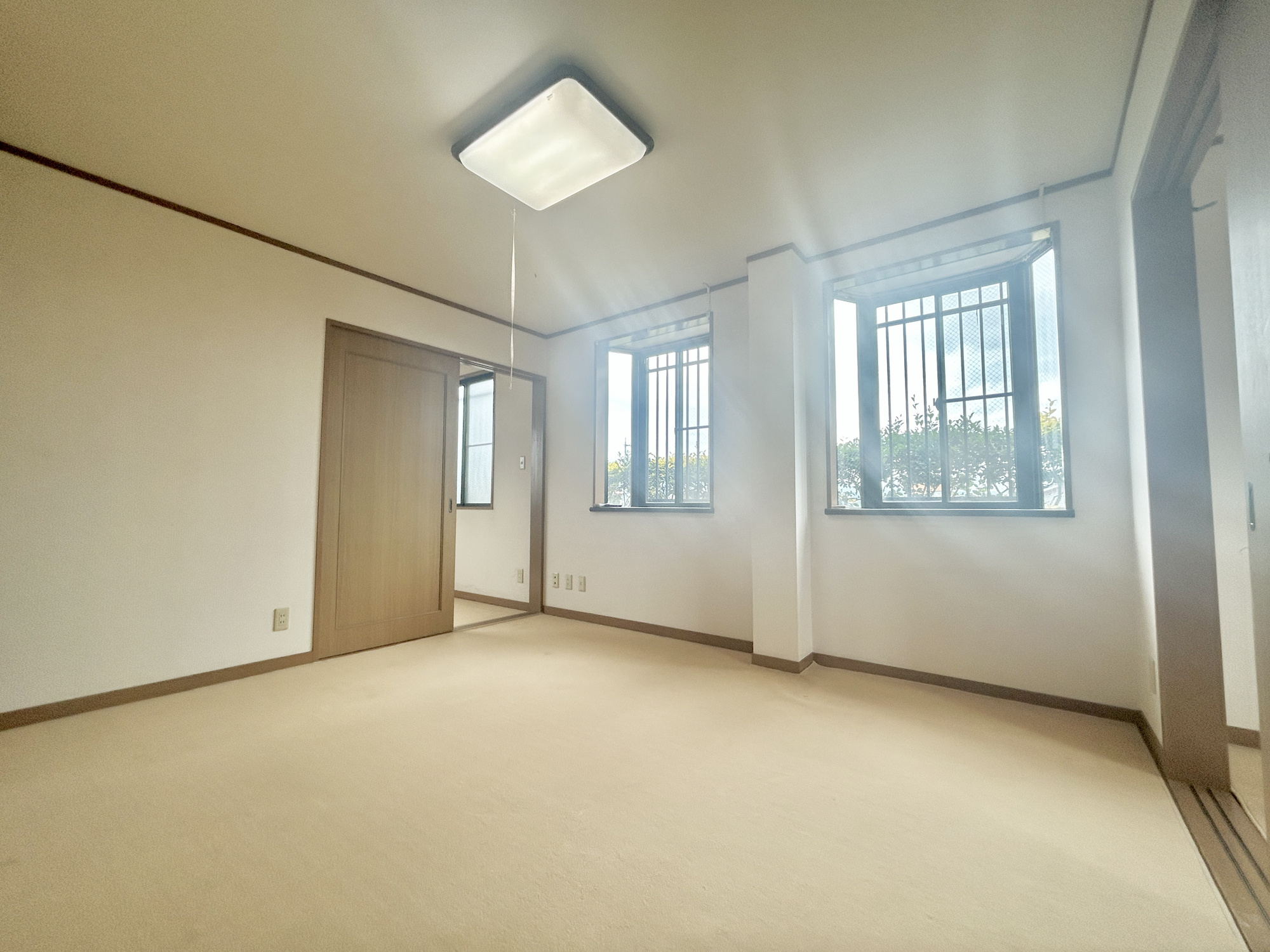 渋川市半田　中古住宅の洋室|部屋の隅々に明るい光が満ちるお部屋。明るい日差しがあれば、気分もいつもごきげんで温かい空間が生まれます♪