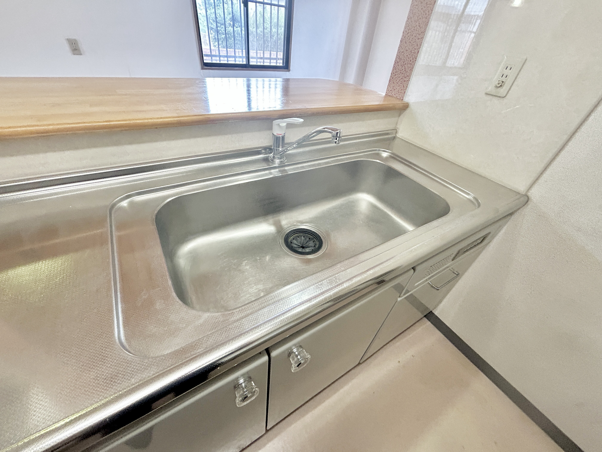 渋川市半田　中古住宅の設備|広々シンクは食器洗いがスムーズになり家事の効率が上がりますね♪