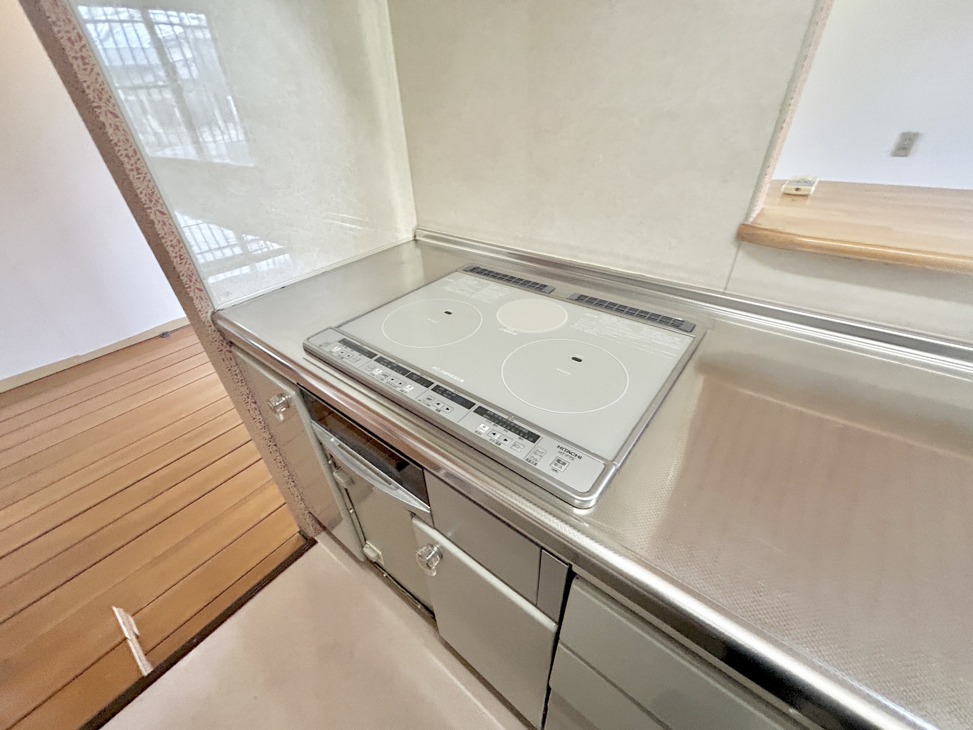 渋川市半田　中古住宅の設備|IHクッキングヒーターで火の元心配いらずですし、揚げ物は温度調整楽々です♪