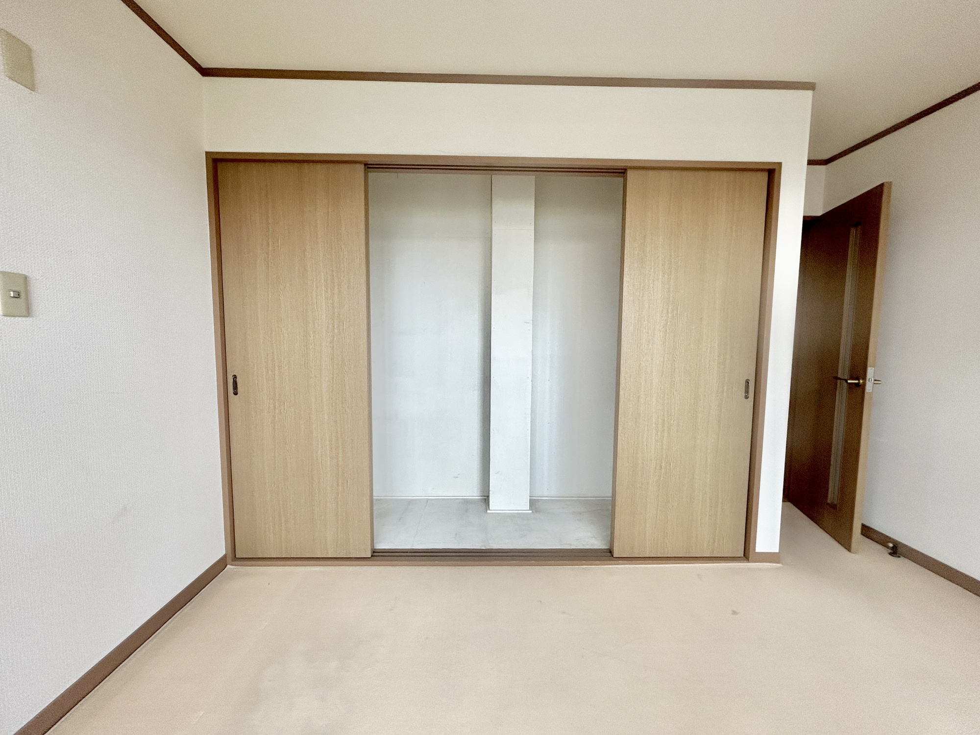 渋川市半田　中古住宅の収納|レイアウトを自由自在にカスタマイズ出来る機能的な収納が魅力！
可動棚を設置するもよし、アルミラックを設置するもよし、収納ボックスなどを配置して使えば、多様な使い方が出来、収納の幅が広がります！