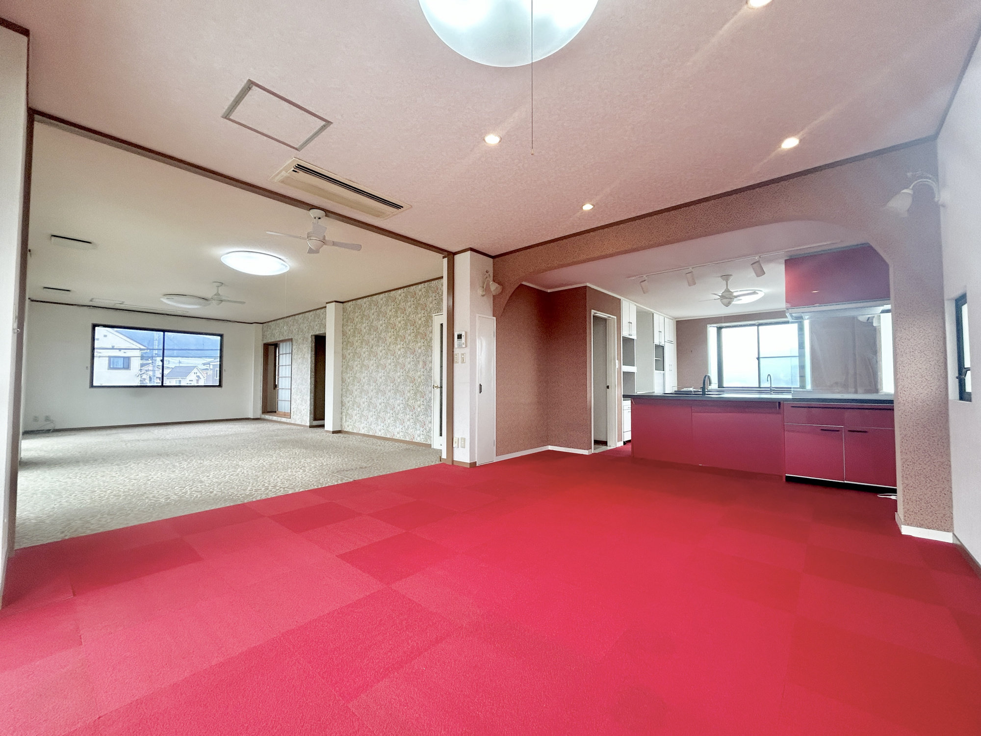 渋川市半田　中古住宅の居間・リビング|大切なご家族が集まるからこそＬＤＫはこだわりたい！休日はおひさまの光をたっぷりと取りこめるリビングでゆったりと過ごしませんか？子供たちが元気に笑いながら走り回っても十分な広さの空間です。