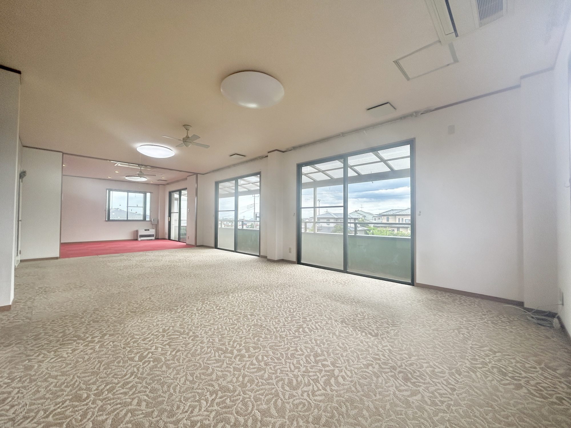 渋川市半田　中古住宅の洋室|ホームパーティのお客様が増えても、これだけ広いリビングなら大丈夫！