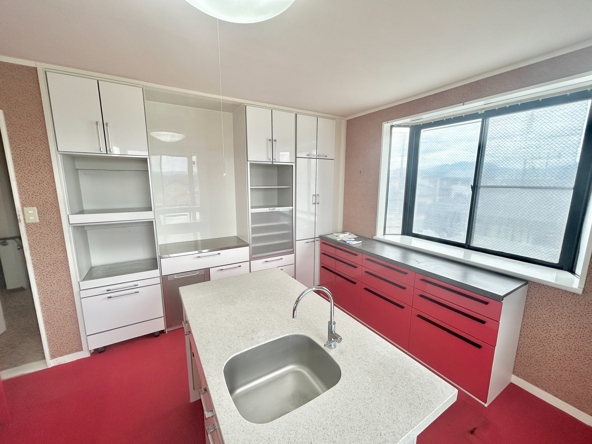渋川市半田　中古住宅の収納|キッチンにはカップボードとパントリーがついており、たくさんの食器や食材を収納いただくことが可能です！