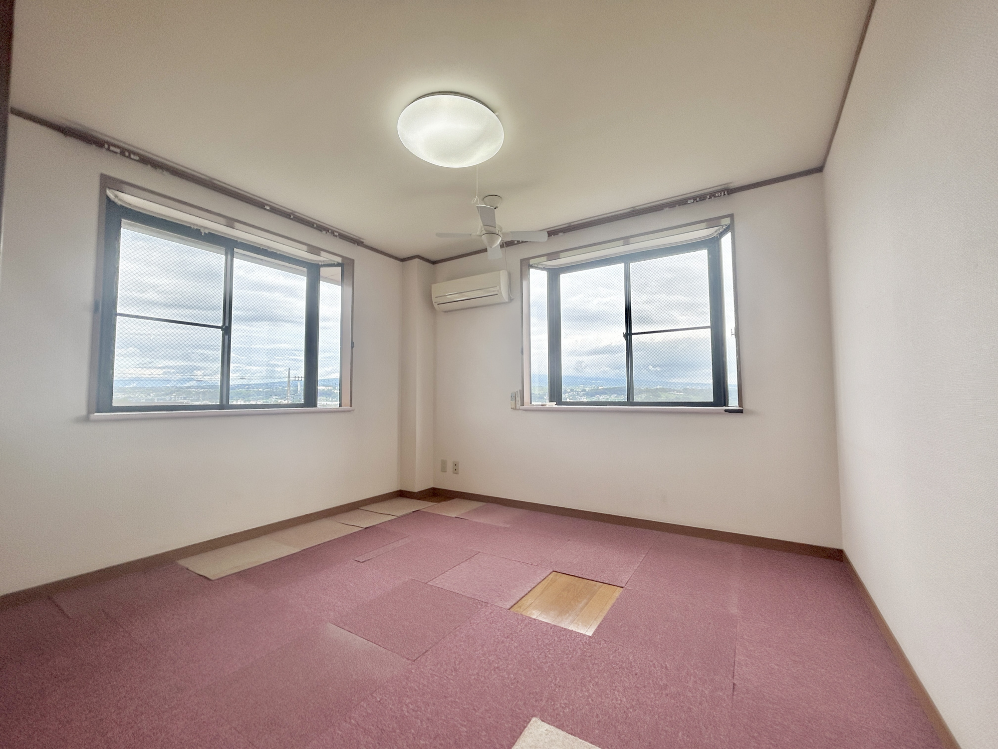 渋川市半田　中古住宅の洋室|部屋の隅々に明るい光が満ちるお部屋。明るい日差しがあれば、気分もいつもごきげんで温かい空間が生まれます♪