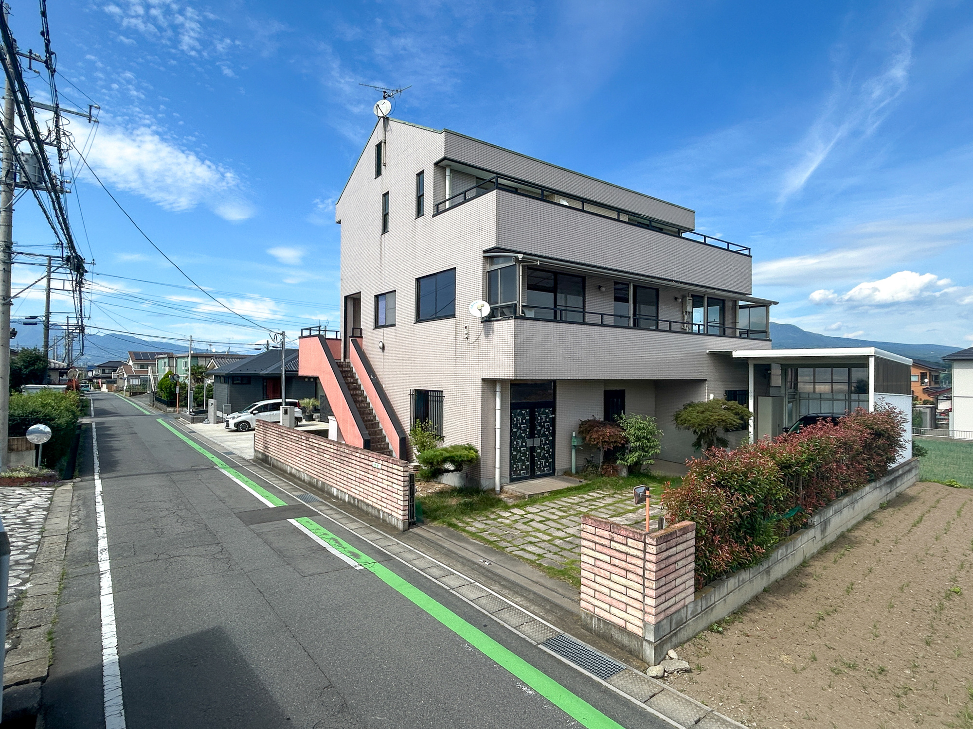 渋川市半田　中古住宅の前面道路含む現地写真|閑静な住宅地で子育て家族にピッタリ。毎日のお散歩も快適な緑に恵まれたエリアで、自然に包まれた穏やかな暮らしを実現するための、ゆとりある住環境が整っています。

