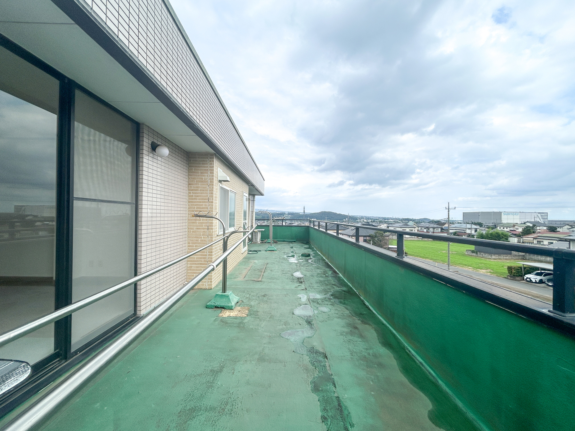 渋川市半田　中古住宅のバルコニー|開放的なバルコニーは見晴らしもよく、太陽の温かな温もりをめいっぱい受け止めてくれます。太陽の光と爽やかな風を受けたお洗濯物はあっという間に乾き、取りこむ時には太陽の匂いを感じられそうですね。