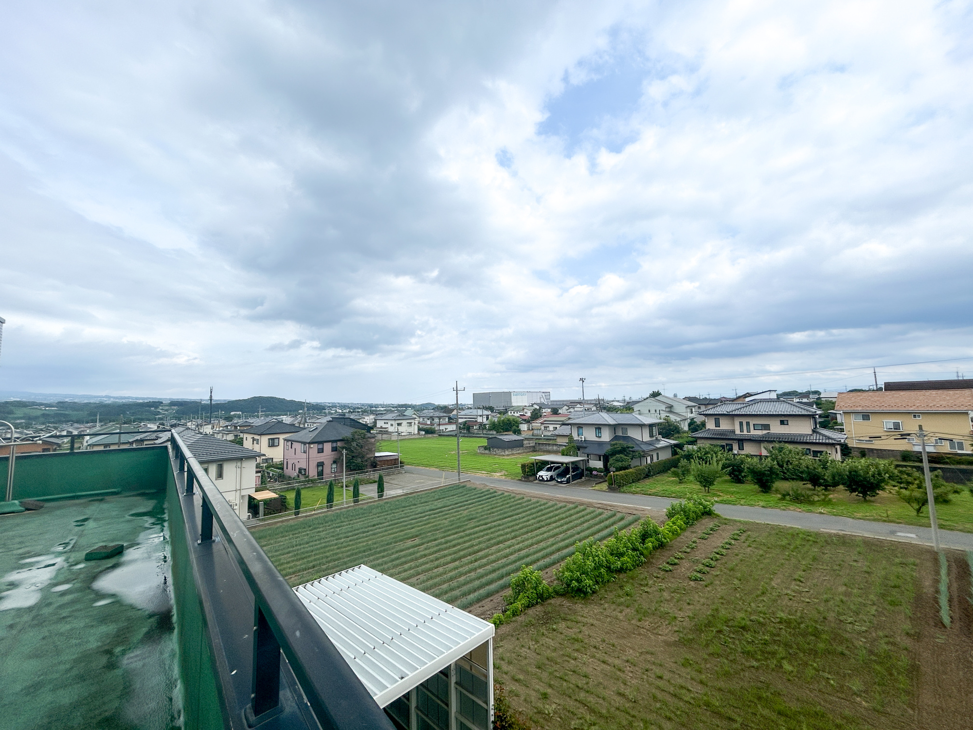 渋川市半田　中古住宅の展望|低層の一戸建てを中心とした街並みが整然と続き、周辺は高い建物が建っていないので、採光や開放性に恵まれ、空が広く緑の多い閑静な趣を感じる環境です。