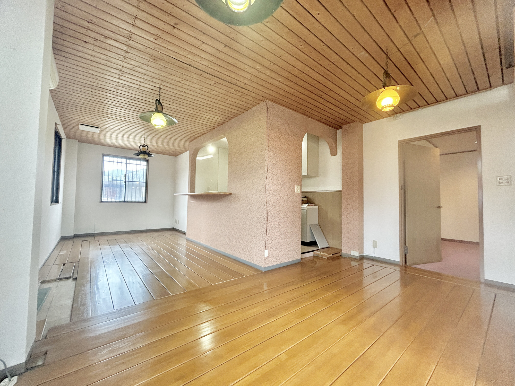 渋川市半田　中古住宅の居間・リビング|1階リビングダイニング。大きく開いた窓からは、明るい陽射しが射し込みます。
爽やかな風が吹き抜ける心地良いリビングには、自然と家族が集まります。