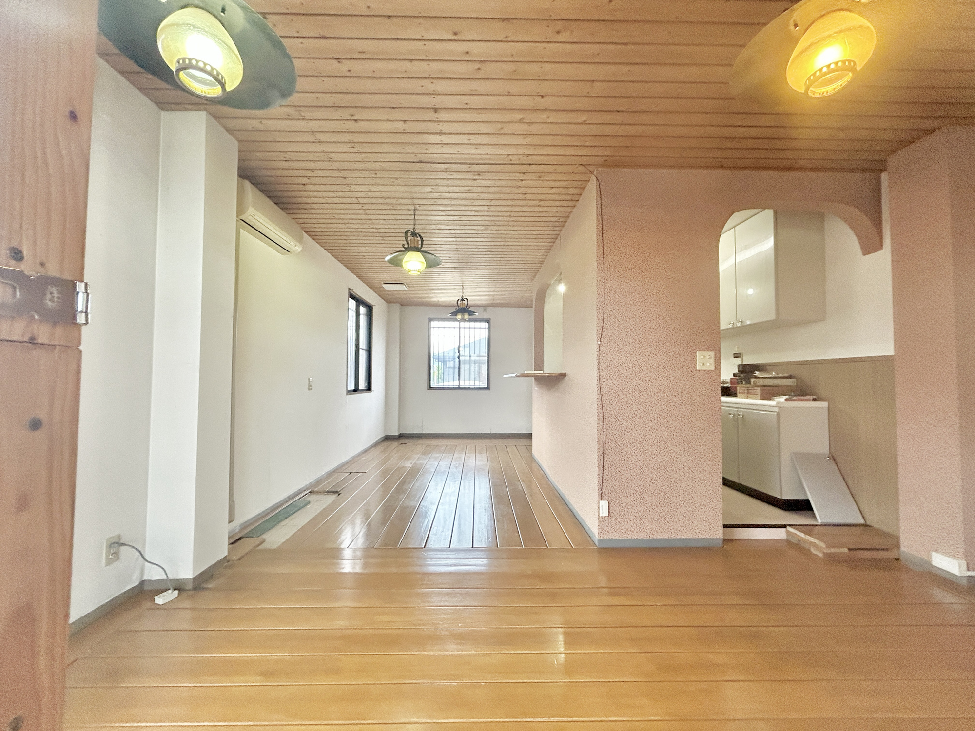 渋川市半田　中古住宅の居間・リビング|室内にいても、たっぷりの陽光と爽やかな風を感じて頂ける、開放感あふれるリビングです。
ご家族と穏やかに過ごす、心地の良い時間が流れます。