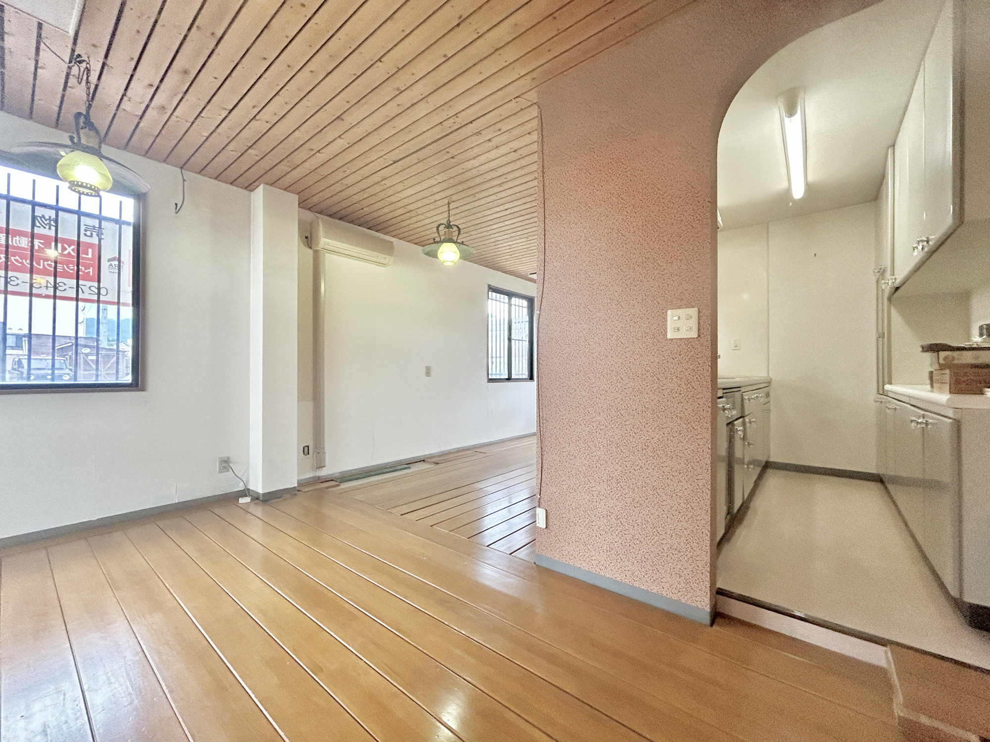 渋川市半田　中古住宅の居間・リビング|ここにはみんなが集い、食事と楽しい会話が始まる。話に夢中になりすぎて、ついつい時を忘れてしまう。そんな束の間の幸せを感じさせてくれる場所。