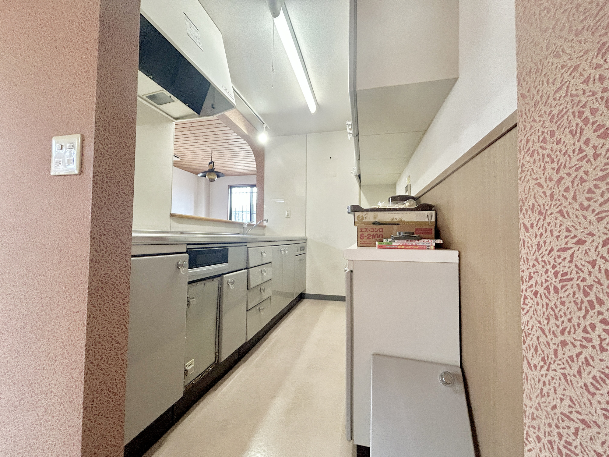 渋川市半田　中古住宅のキッチン|収納が多いのでキッチンの上は常にきれいに保てます！！
お料理がしたくなるそんな嬉しい・楽しいキッチンです♪