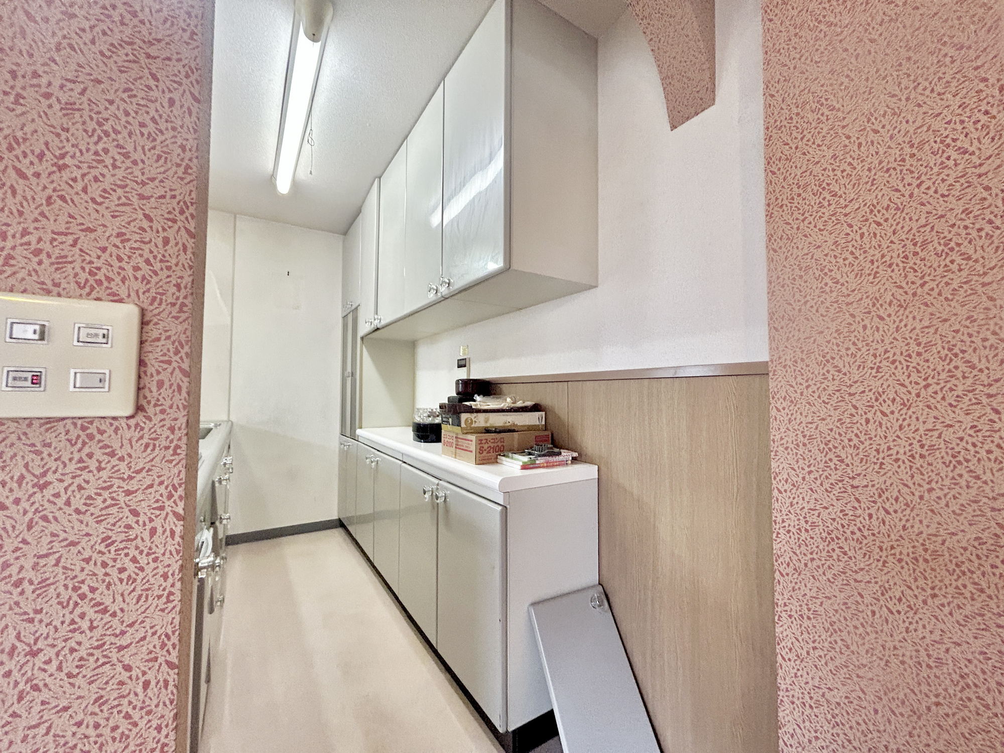 渋川市半田　中古住宅の収納|キッチン後ろにはカップボードがついており、たくさんの食器や食材を収納いただくことが可能です！