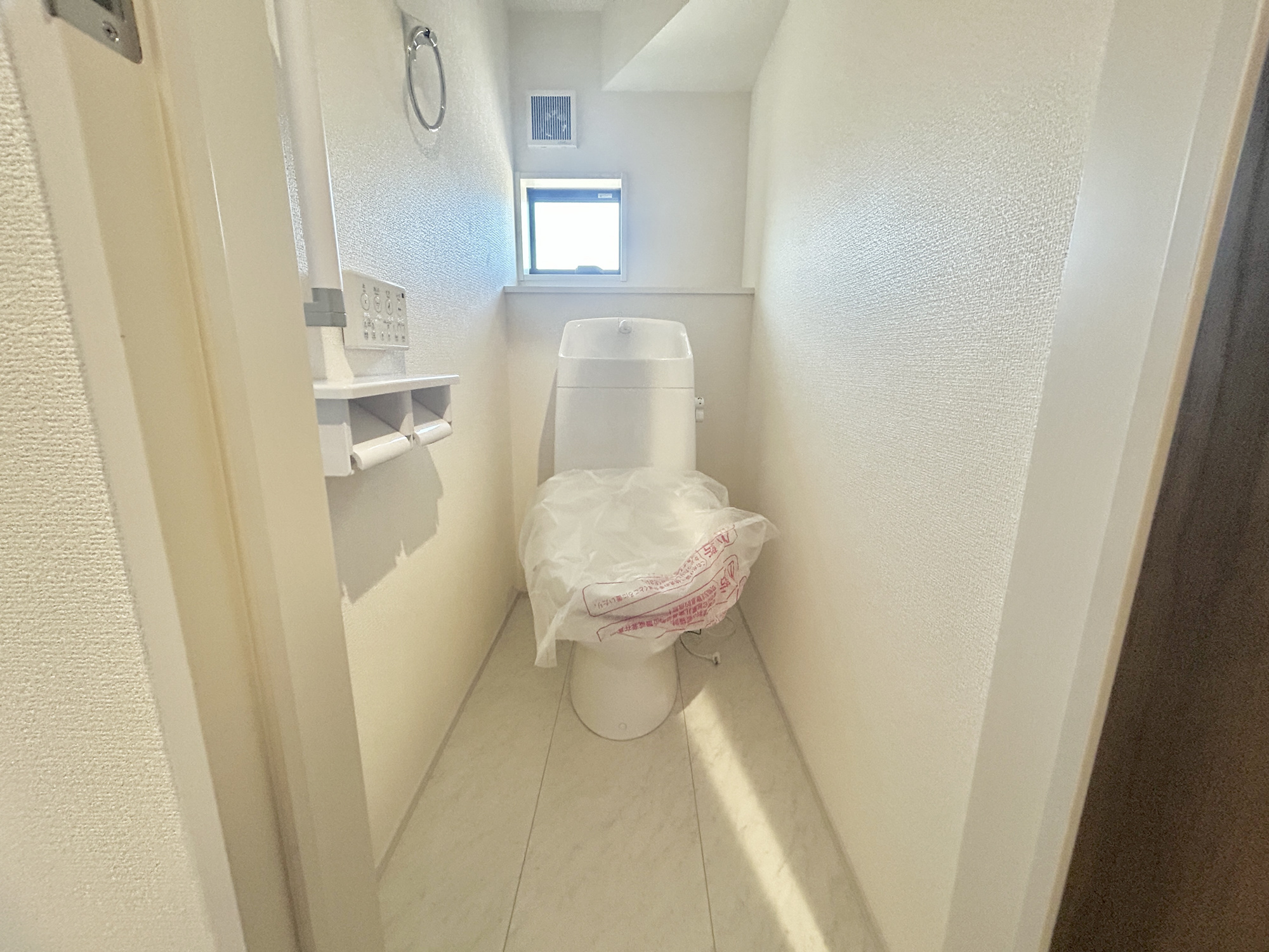 第18渋川金井　新築住宅全8棟のトイレ|節水型でエコなトイレには、今では当たり前の洗浄付き。便座を温める機能もついていて、居心地良くてトイレから出られなくなるかも！換気用に換気扇はもちろん、窓も着いているので常に快適ですね♪