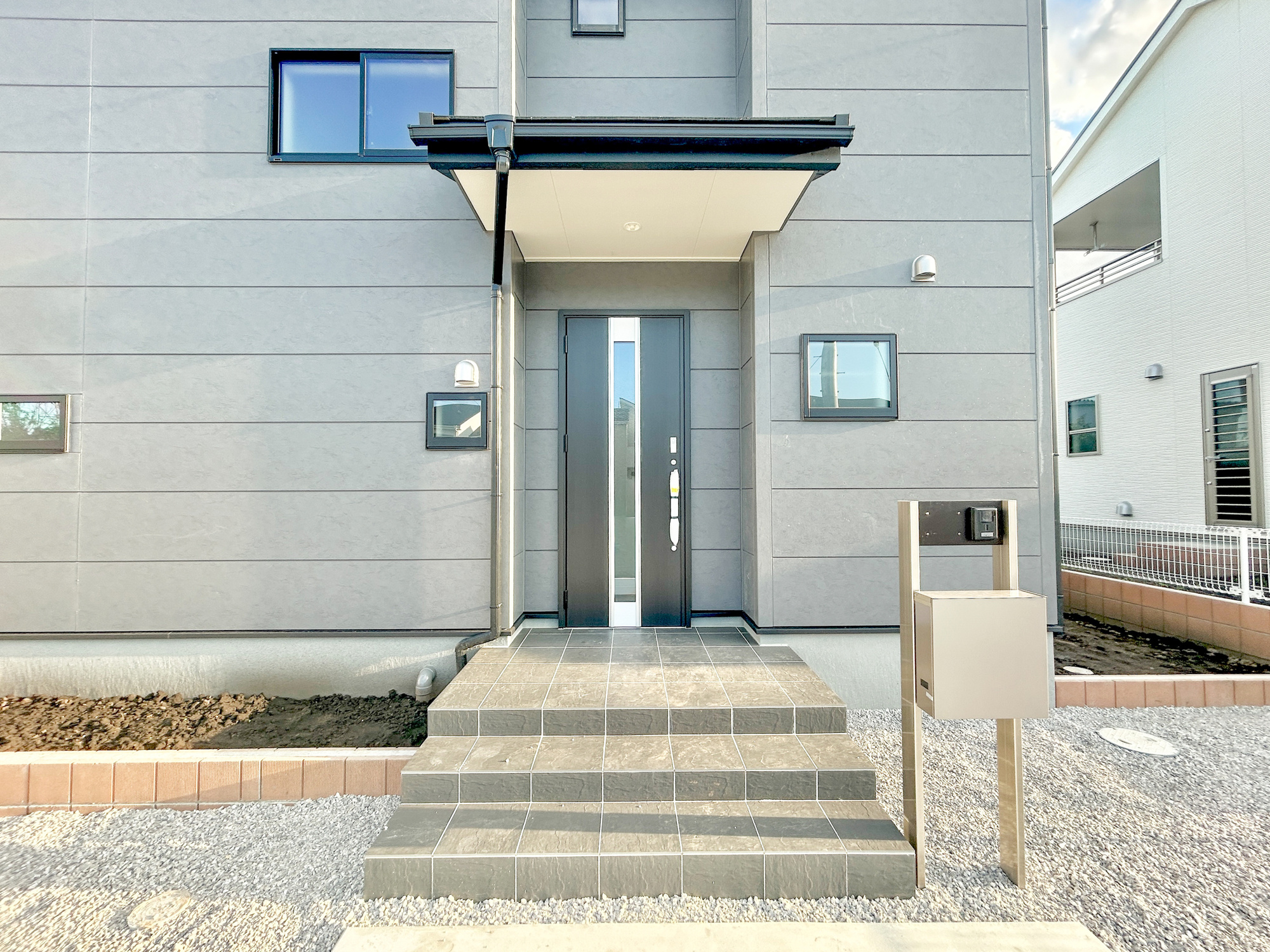第18渋川金井　新築住宅全8棟の玄関|明るく優しいイメージの玄関アプローチ。玄関上は屋根があるので雨の心配いらず♪