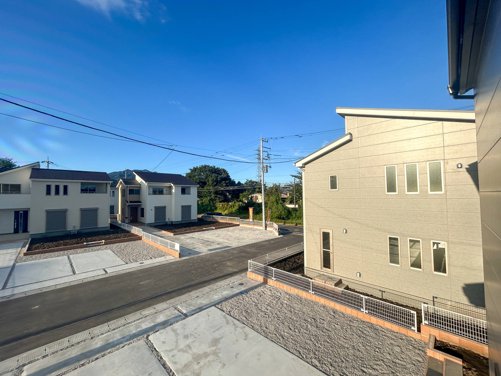 第18渋川金井　新築住宅全8棟の展望|閑静な住宅地で子育て家族にピッタリ。毎日のお散歩も快適な緑に恵まれたエリアで、自然に包まれた穏やかな暮らしを実現するための、ゆとりある住環境が整っています。緑の潤いを感じながらホッと生活できそう。