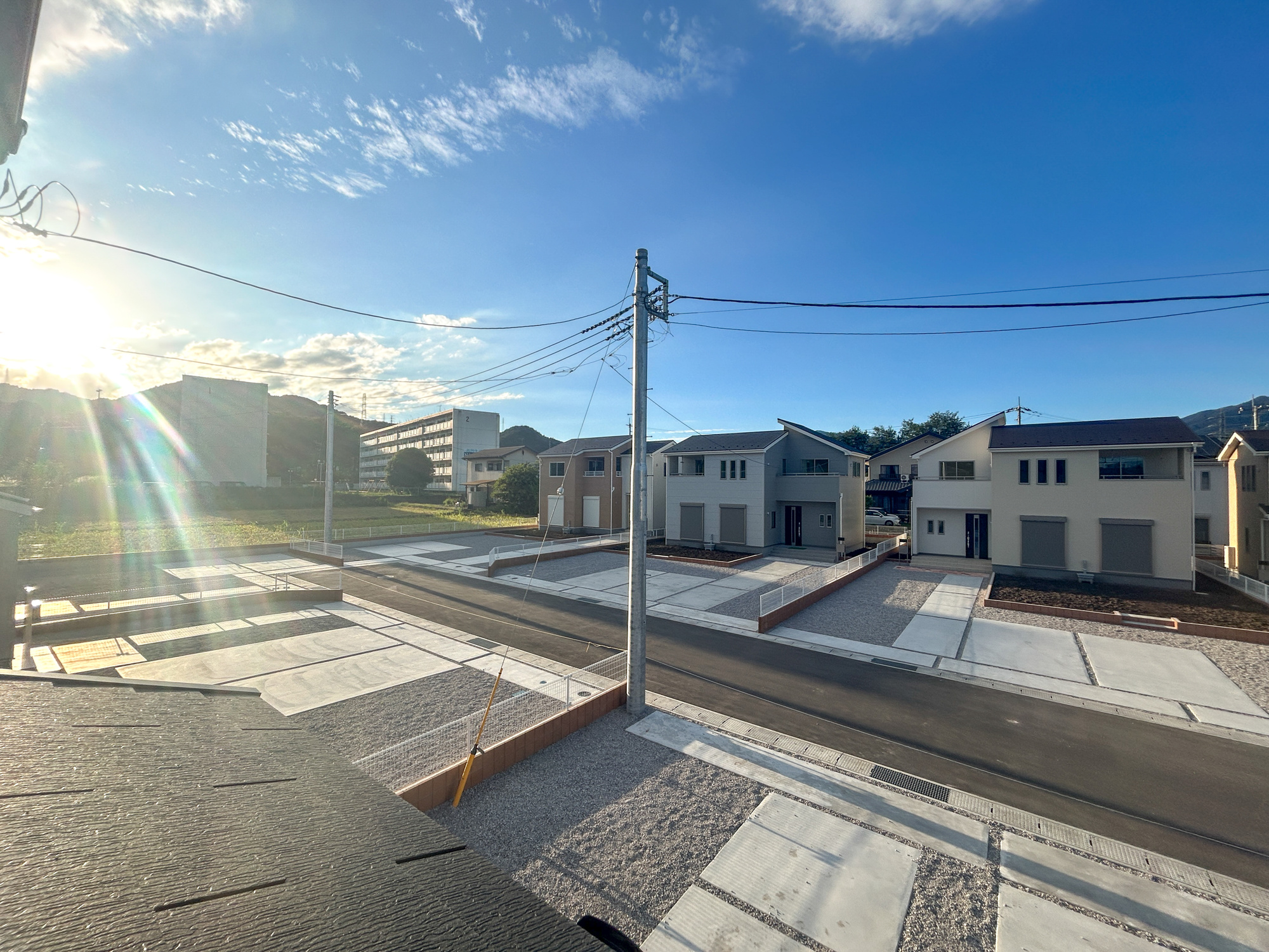 第18渋川金井　新築住宅全8棟の展望|低層の一戸建てを中心とした街並みが整然と続き、周辺は高い建物が建っていないので、採光や開放性に恵まれ、空が広く緑の多い閑静な趣を感じる環境です。