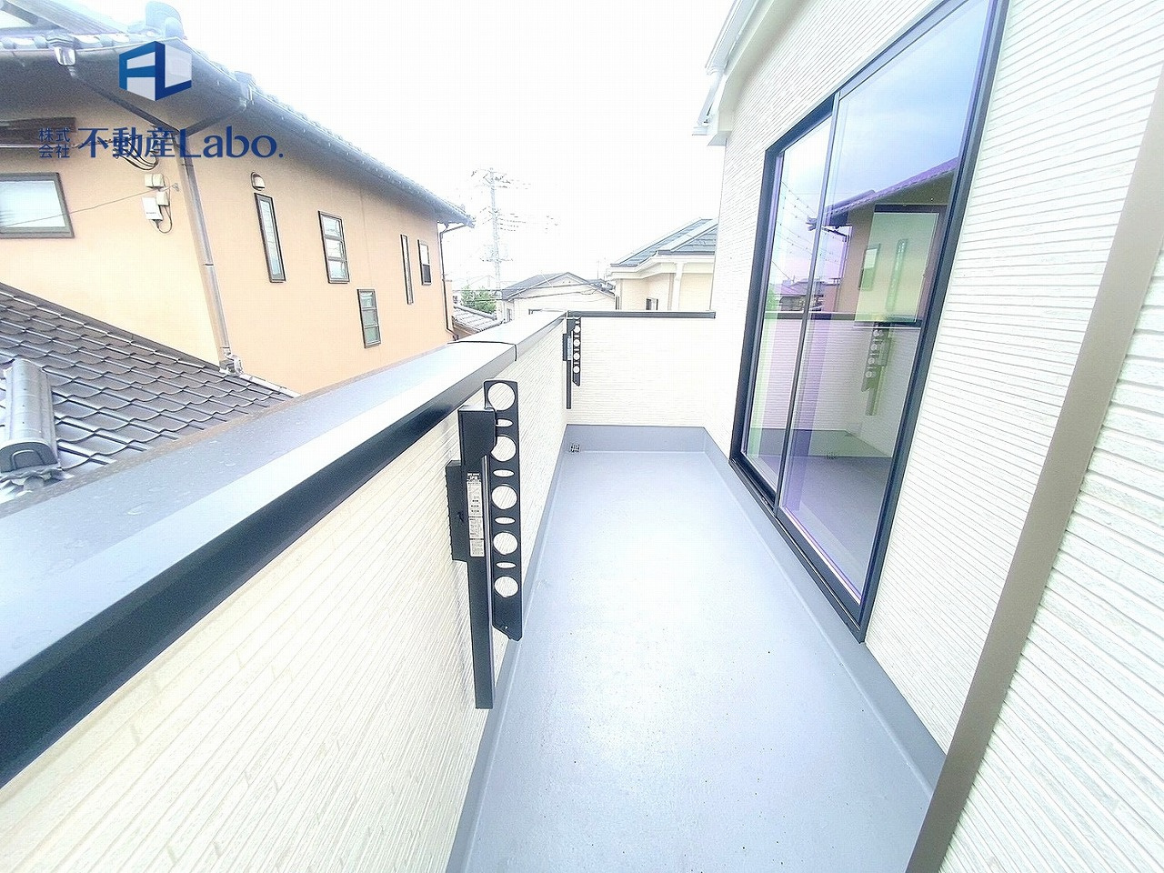 ハートフルタウン　清水町長沢643番　～全2棟～のバルコニー|●バルコニー● 可動式の物干し金物が付いており、使用しない際は収納できます♪お洗濯には十分なスペース♪